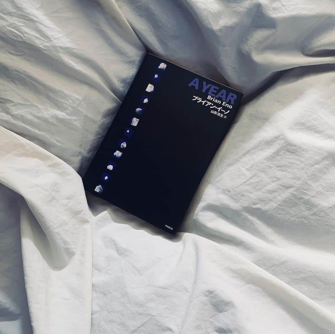 紺野千春さんのインスタグラム写真 - (紺野千春Instagram)「book cover challenge Day3 〜7で。 映画「赤い雪」(甲斐さやか監督)でも大変お世話になったプロデューサーの上野さんからバトンを頂き本の紹介しています。。。が、リタイアで残り分一気載せします笑。  バトンはもう20年弱くらい前になりますが映画で大変お世話になり、今もその雰囲気と存在感に圧倒されてしまう女優.監督の広田 レオナさん(@leonahirota )に。 レオナさん、もしよければ、お願いします。 Day3 「言の葉」 　茨木のり子集  Day4 「かつて...」 ヴィム.ヴェンダース  Day5 「海からの贈り物」  アン.モロウ.リンドバーグ  Day6 「いのちをむすぶ」 佐藤初女  Day7 「A YEAR」 　Brian Eno(ブライアン.イーノ)  お付き合いしてくださった皆さま 有難うございました！  一日一日を健やかに過ごせますように！ ﻿ ﻿#ブックカバーチャレンジ #bookcoverchallenge﻿ #day3〜7 #ibaraginoriko#茨木のり子 #kotonoha#言の葉 #once# #wimwenders #giftfromthesea#海からの贈り物 #annemorrowlindbergh #いのちをむすぶ #佐藤初女 #ayear #braianeno ﻿ #unsondoux 7日間のブックカバーチャレンジとは、読書文化の普及に貢献するためのチャレンジで、参加方法は好きな本を1日1冊、7日間投稿するというもの。本についての説明なしに表紙だけの画像をアップして、そして毎日1人のFB/Instagramの友達を招待してこのチャレンジに参加していただくようお願いします。」5月1日 18時30分 - konnochiharu