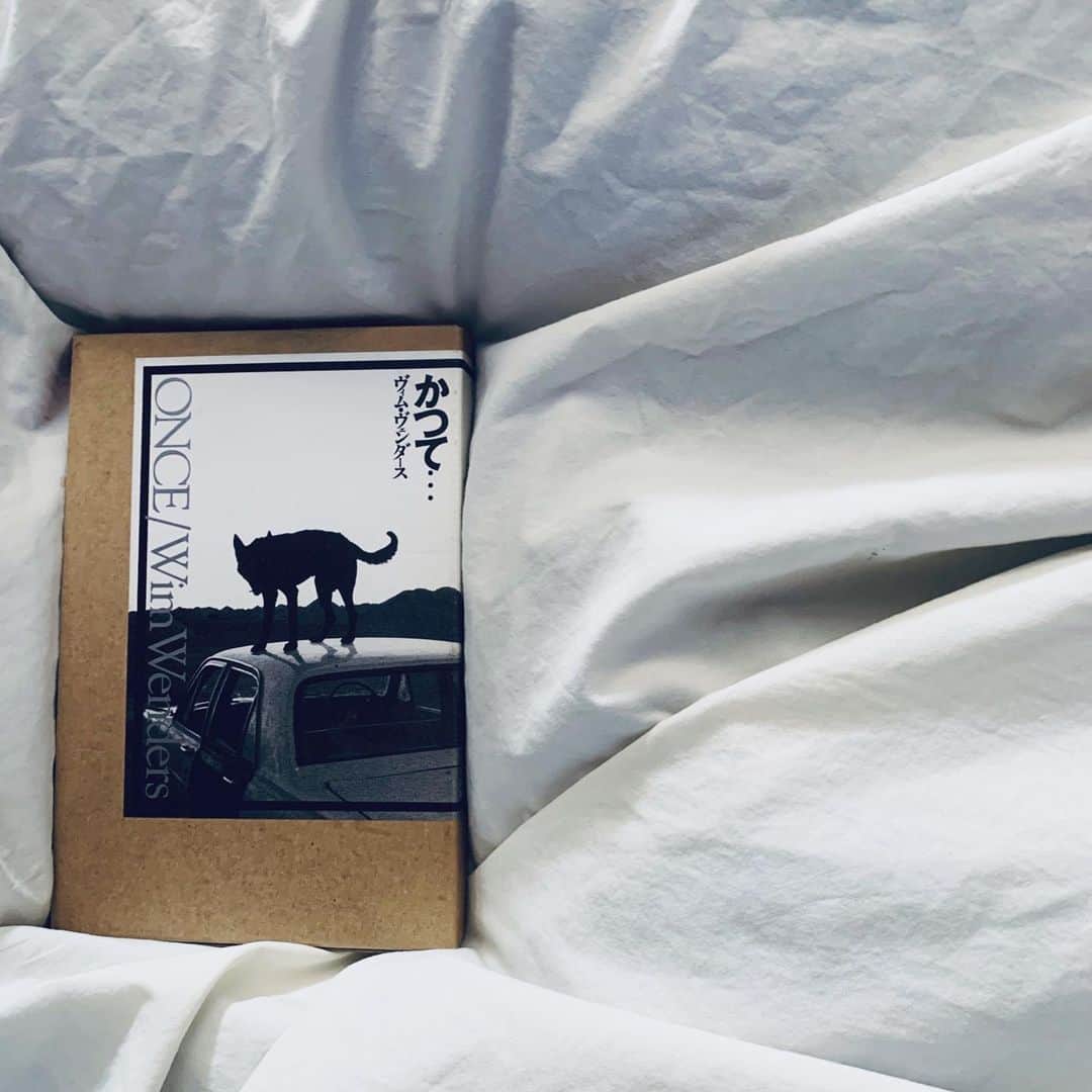 紺野千春さんのインスタグラム写真 - (紺野千春Instagram)「book cover challenge Day3 〜7で。 映画「赤い雪」(甲斐さやか監督)でも大変お世話になったプロデューサーの上野さんからバトンを頂き本の紹介しています。。。が、リタイアで残り分一気載せします笑。  バトンはもう20年弱くらい前になりますが映画で大変お世話になり、今もその雰囲気と存在感に圧倒されてしまう女優.監督の広田 レオナさん(@leonahirota )に。 レオナさん、もしよければ、お願いします。 Day3 「言の葉」 　茨木のり子集  Day4 「かつて...」 ヴィム.ヴェンダース  Day5 「海からの贈り物」  アン.モロウ.リンドバーグ  Day6 「いのちをむすぶ」 佐藤初女  Day7 「A YEAR」 　Brian Eno(ブライアン.イーノ)  お付き合いしてくださった皆さま 有難うございました！  一日一日を健やかに過ごせますように！ ﻿ ﻿#ブックカバーチャレンジ #bookcoverchallenge﻿ #day3〜7 #ibaraginoriko#茨木のり子 #kotonoha#言の葉 #once# #wimwenders #giftfromthesea#海からの贈り物 #annemorrowlindbergh #いのちをむすぶ #佐藤初女 #ayear #braianeno ﻿ #unsondoux 7日間のブックカバーチャレンジとは、読書文化の普及に貢献するためのチャレンジで、参加方法は好きな本を1日1冊、7日間投稿するというもの。本についての説明なしに表紙だけの画像をアップして、そして毎日1人のFB/Instagramの友達を招待してこのチャレンジに参加していただくようお願いします。」5月1日 18時30分 - konnochiharu