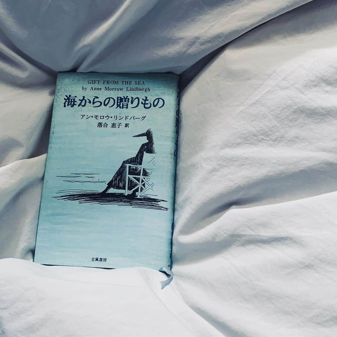 紺野千春さんのインスタグラム写真 - (紺野千春Instagram)「book cover challenge Day3 〜7で。 映画「赤い雪」(甲斐さやか監督)でも大変お世話になったプロデューサーの上野さんからバトンを頂き本の紹介しています。。。が、リタイアで残り分一気載せします笑。  バトンはもう20年弱くらい前になりますが映画で大変お世話になり、今もその雰囲気と存在感に圧倒されてしまう女優.監督の広田 レオナさん(@leonahirota )に。 レオナさん、もしよければ、お願いします。 Day3 「言の葉」 　茨木のり子集  Day4 「かつて...」 ヴィム.ヴェンダース  Day5 「海からの贈り物」  アン.モロウ.リンドバーグ  Day6 「いのちをむすぶ」 佐藤初女  Day7 「A YEAR」 　Brian Eno(ブライアン.イーノ)  お付き合いしてくださった皆さま 有難うございました！  一日一日を健やかに過ごせますように！ ﻿ ﻿#ブックカバーチャレンジ #bookcoverchallenge﻿ #day3〜7 #ibaraginoriko#茨木のり子 #kotonoha#言の葉 #once# #wimwenders #giftfromthesea#海からの贈り物 #annemorrowlindbergh #いのちをむすぶ #佐藤初女 #ayear #braianeno ﻿ #unsondoux 7日間のブックカバーチャレンジとは、読書文化の普及に貢献するためのチャレンジで、参加方法は好きな本を1日1冊、7日間投稿するというもの。本についての説明なしに表紙だけの画像をアップして、そして毎日1人のFB/Instagramの友達を招待してこのチャレンジに参加していただくようお願いします。」5月1日 18時30分 - konnochiharu