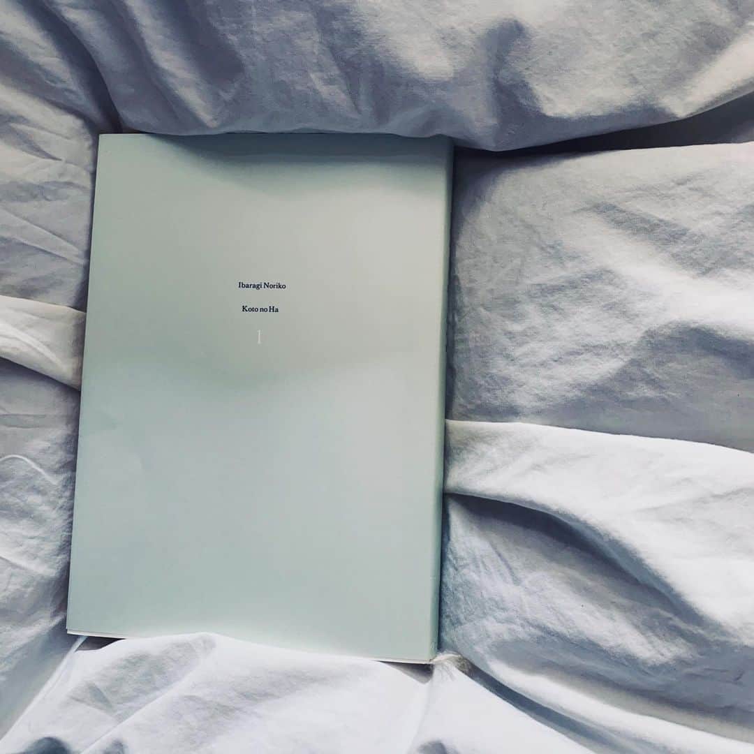 紺野千春のインスタグラム：「book cover challenge Day3 〜7で。 映画「赤い雪」(甲斐さやか監督)でも大変お世話になったプロデューサーの上野さんからバトンを頂き本の紹介しています。。。が、リタイアで残り分一気載せします笑。  バトンはもう20年弱くらい前になりますが映画で大変お世話になり、今もその雰囲気と存在感に圧倒されてしまう女優.監督の広田 レオナさん(@leonahirota )に。 レオナさん、もしよければ、お願いします。 Day3 「言の葉」 　茨木のり子集  Day4 「かつて...」 ヴィム.ヴェンダース  Day5 「海からの贈り物」  アン.モロウ.リンドバーグ  Day6 「いのちをむすぶ」 佐藤初女  Day7 「A YEAR」 　Brian Eno(ブライアン.イーノ)  お付き合いしてくださった皆さま 有難うございました！  一日一日を健やかに過ごせますように！ ﻿ ﻿#ブックカバーチャレンジ #bookcoverchallenge﻿ #day3〜7 #ibaraginoriko#茨木のり子 #kotonoha#言の葉 #once# #wimwenders #giftfromthesea#海からの贈り物 #annemorrowlindbergh #いのちをむすぶ #佐藤初女 #ayear #braianeno ﻿ #unsondoux 7日間のブックカバーチャレンジとは、読書文化の普及に貢献するためのチャレンジで、参加方法は好きな本を1日1冊、7日間投稿するというもの。本についての説明なしに表紙だけの画像をアップして、そして毎日1人のFB/Instagramの友達を招待してこのチャレンジに参加していただくようお願いします。」