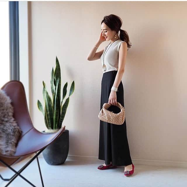 ur'sさんのインスタグラム写真 - (ur'sInstagram)「. . 【 style share 】 麻混セミフレアスカート 品番:BVXN0512 ¥3,990+tax . @reinahoshi1015 様、素敵なコーディネートありがとうございます✨ ハイウエスト仕様がロング丈でもすっきりとした印象を与え、スタイルアップ効果もある麻混セミフレアスカート。 新色にブラックが追加されました🖤 . STYLE SHARE 募集中！ ハッシュタグは『#urs_styling』 素敵な着こなしは、紹介させて頂くことがあります。 . #urs_official #ユアーズ #レディース #fashion #コーディネート #スカート #セミフレアスカート #麻混スカート . . #Repost @reinahoshi1015 ・・・ 発売以来、個人的にもよくはいている @urs_official さんとのコラボスカート☺️ 色違いでご購入くださっている方も多いと聞きました😭嬉しい限りです✨😭 #urs#ユアーズ」5月1日 17時05分 - urs_official