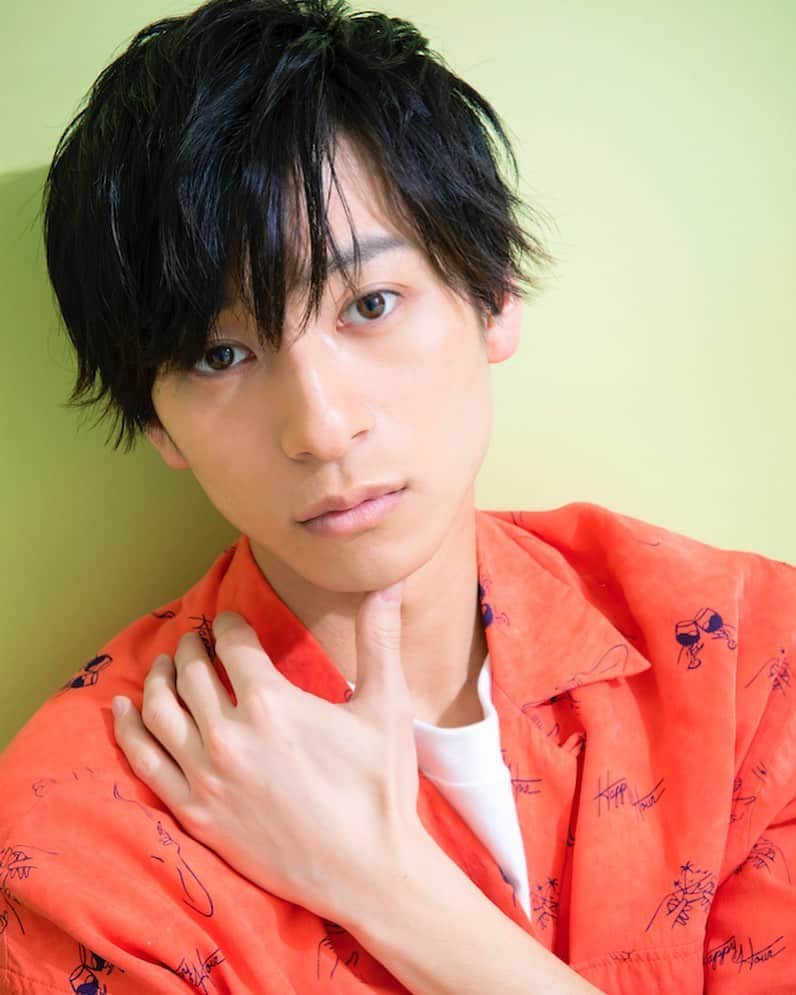 ニコ☆プチのインスタグラム：「🐺🌙 『#月とオオカミちゃんには騙されない 』出演で 人気急上昇中の  #岡田翔大郎 さんが6月号に登場👏🔥💐🎓 実はニコ☆プチ出身の岡田さん‼︎ （しかも着まわしに3シリーズも出ていた超レギュラー🤭⭐️） 当時のスタッフが集結して 大盛り上がりの取材となりました🎶 本誌に載りきらなかったお話をweb限定で大公開💪💘 ここでしか見られない写真も必見‼︎🤩📸 ニコ☆プチネットでぜひチェックしてみてね💁🏻‍♀️🌷 #岡田翔大郎 さん @okadashotaro_official  #岡田さんのインスタには当時のお写真が📸✨」