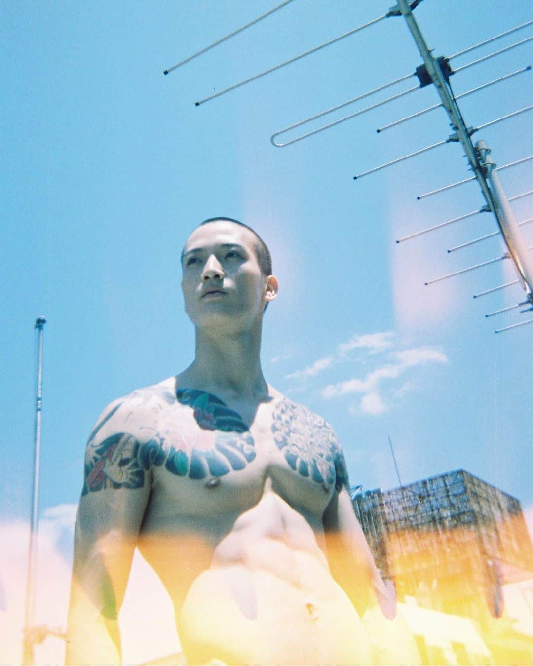東京DANDYのインスタグラム：「Photo from an unpublished shoot I did a couple of years ago. Back when weather like today had us hanging out on roof tops. Check @yukihide_harada’s  insta for fresh produce from Kagawa prefecture.」