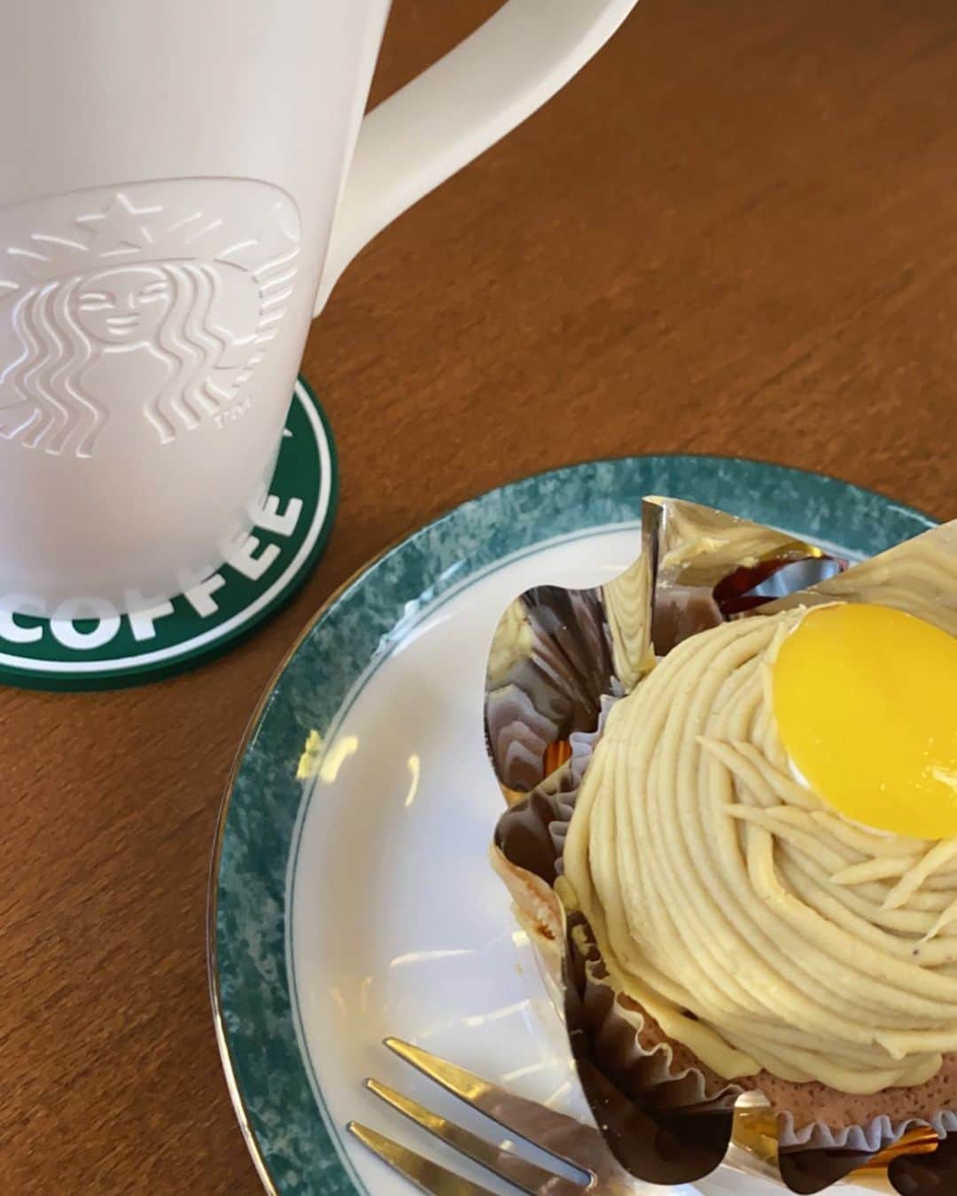 miyuのインスタグラム：「#stayhome #おうちカフェ 🧁☕️」