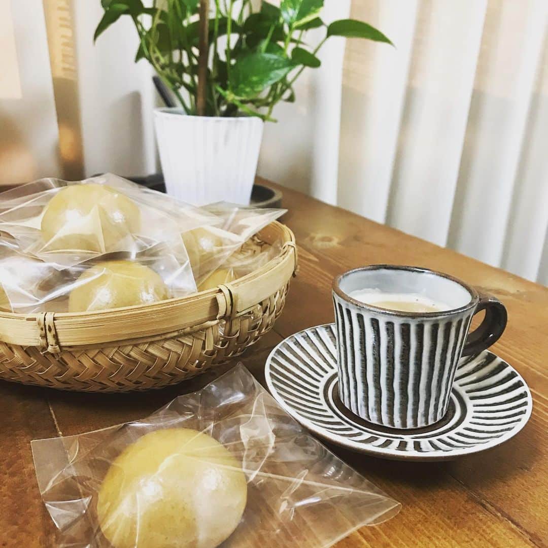 栗原まもるのインスタグラム：「餡も自作の手作り黒糖まんじゅうでオヤツをキメました。 自分史上最高に美しく出来たまんじゅうなんですが、やはりこれは最近ずっとやっていた粘土のスキルが上がったおかげなのだろうかと…w」