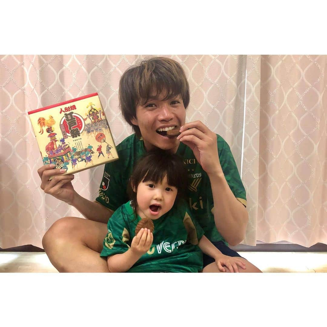 小池純輝さんのインスタグラム写真 - (小池純輝Instagram)「. おやつタイムは人形焼！ ペロッと食べちゃう美味しさ😊 #jleague #jリーグ #jfa #j2 #東京ヴェルディ #tokyoverdy #verdy #verdyfamily #soccer #football⚽ #football #footballplayer #サッカー #フットボール #スポーツ好きな人と繋がりたい #サッカー好きな人と繋がりたい #小池純輝 #19 #⚽️ #東京 #tokyo #3歳 #3歳女の子 #女の子パパ #人形焼 #江戸祭人形焼 #おうち時間 #stayhome」5月1日 17時11分 - junki_koike