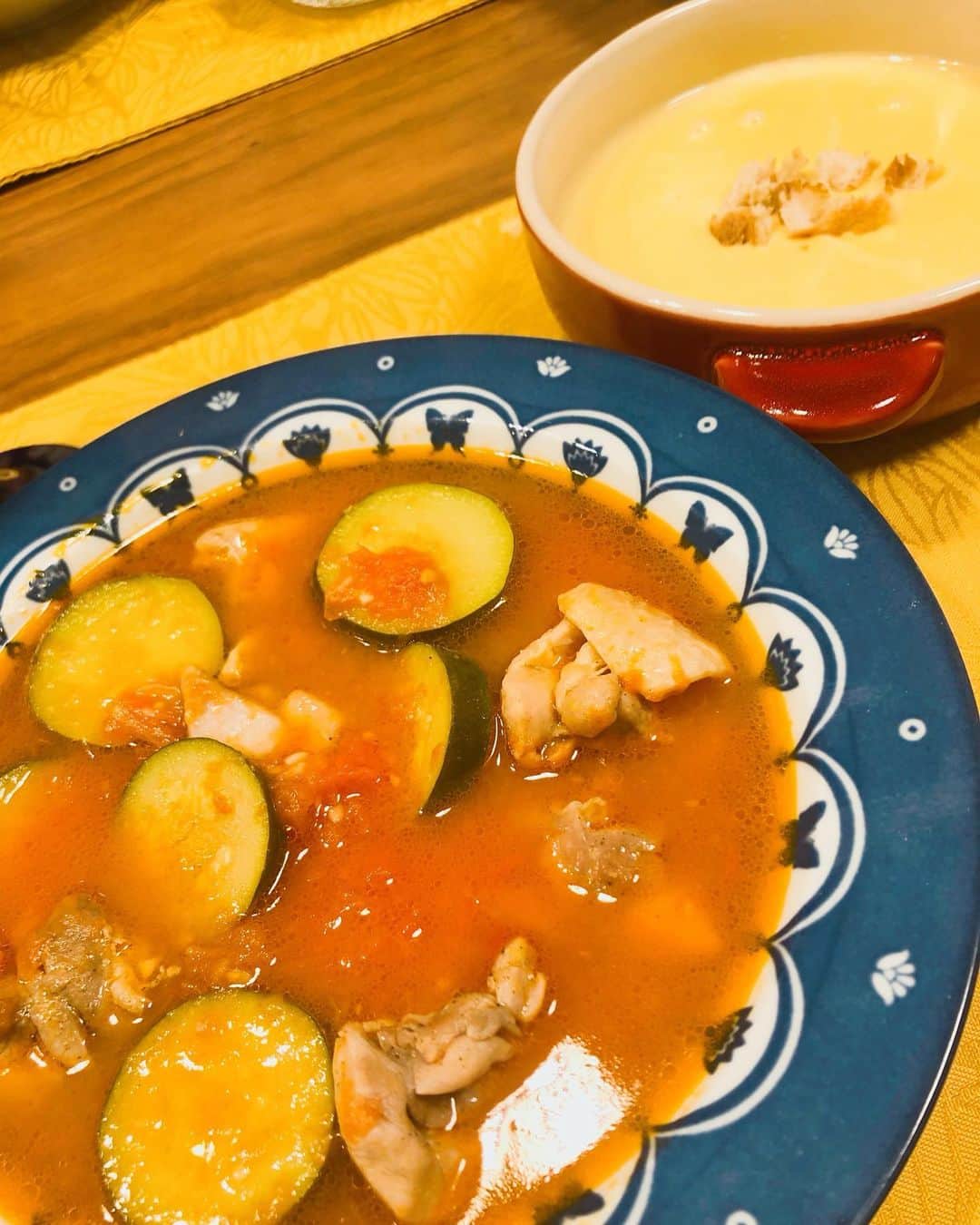 堤友香さんのインスタグラム写真 - (堤友香Instagram)「. おうち時間で 料理の腕をあげた旦那さん💪 ズッキーニとチキンのトマト煮込みを 作ってくれました😝 トマトを湯むき🍅する姿にビックリ😆 美味しい、嬉しい❣️ #旦那ご飯 #ズッキーニとチキンのトマト煮込み #美味しい #おうち時間」5月1日 17時11分 - yuka_tsutsumi0605