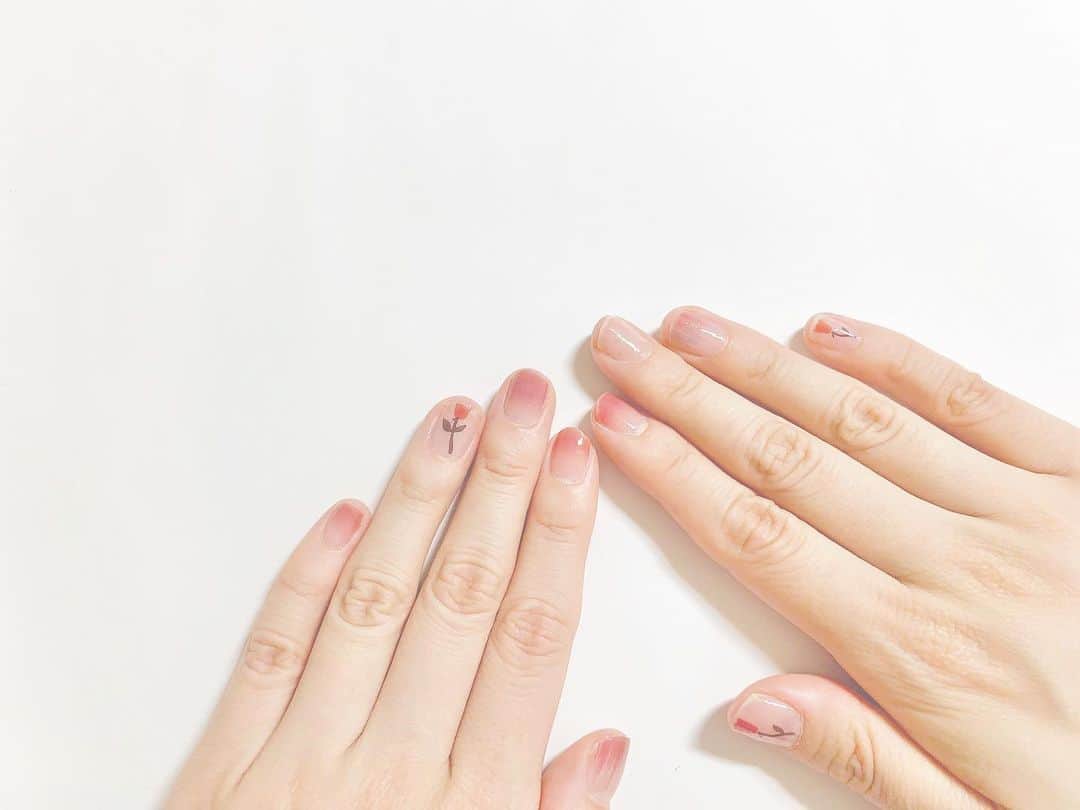八木沙季のインスタグラム：「💅💅 . 久々のネイル投稿♡ 今の時期ネイルサロンにも なかなか行けないので セルフネイルしてみました☺️ 99円のネイルシールです😳💓 安いし簡単だしおすすめ！ YouTubeにもネイルしてる 動画アップしてるのでぜひ🎥✨ .」