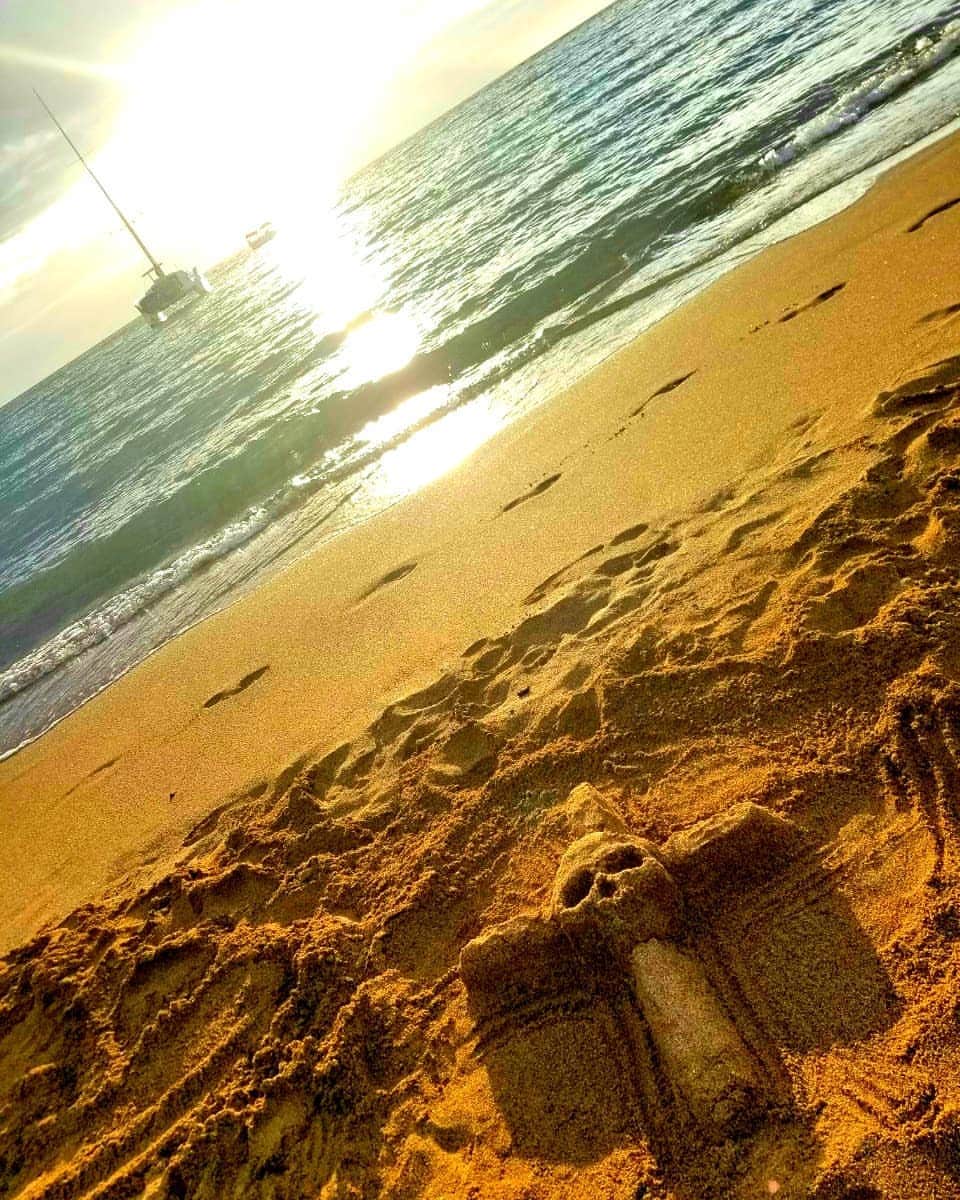 斉藤秀翼のインスタグラム：「いつしかの砂遊び  #beach #SKULL #sea #make #sand #play #砂 #浜辺 #遊び #cross」