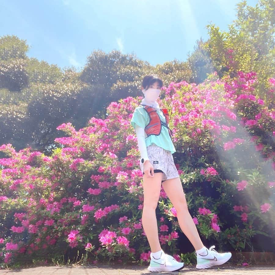 土屋香織さんのインスタグラム写真 - (土屋香織Instagram)「🏃‍♀️. 4.27🅚🅜 𝚛𝚞𝚗 𖤐𖤐𖤐 夏みたいですね𖣔 . お昼ごはんの時間帯は 外歩いてる人&ランナーがすごく少ない♪ ランニングコースの方が人多めだから 今日も街中を走りました。 前から誰か歩いてるのが見えたら 近くの角を曲がっての繰り返しで人を避けて♪ 行きたかったお店のto goメニュー📄 getしたから今度買ってみようかなー⸜(๑⃙⃘'ᵕ'๑⃙⃘)⸝⋆︎* . 𝙽𝚎𝚌𝚔 𝚐𝚊𝚒𝚝𝚎𝚛/𝚃-𝚜𝚑𝚒𝚛𝚝𝚜  @mizunojp  𝚙𝚊𝚗𝚝𝚜  @saysky_japan  𝙸𝚗𝚗𝚎𝚛  @sloli_jp  𝚅𝚎𝚜𝚝  @ultimatedirection_jp  𝙰𝚛𝚖 𝚌𝚘𝚟𝚎𝚛/𝚂𝚘𝚌𝚔𝚜  @c3fit_jp  𝚂𝚑𝚘𝚎𝚜  @nike . 週明けはまだ大丈夫なものの 曜日の真ん中辺りになると 日にちの感覚がわからなくなる(๑꒪ㅁ꒪๑)🌀 ゴミ出しの日何回も忘れるし 先週は1日勘違いして リハビリキャンセルするのうっかり忘れちゃったし 今日も学校にプリント取り行くの忘れてて 遅刻ごめんなさーい( ˃ ⌑︎ ˂ ) （ていうかデータをメールでくれるなりどこかでダウンロードできるようにしてくれたらいいのに。人が集まることわざわざするのがよくわからない...） 仕事行かないとぼけぼけです(  ˊ࿁ˋ ) ᐝ . . . #happyrunning #igランガールズ #ランガール #instarunners #ランニングエチケット #マスクラン #バフラン #ハシリマスタグラム #positivevibes #ハシリマシタグラム #リアクトインフィニティラン #reactinfinityrun #instarunners #走るひと #ハデスカイ か #ジミスカイ かわからない笑 #セイスカイコーデ #ランコーデ #ランニング好きな人と繋がりたい #ランニング女子 #マラソン女子 #ig千葉ランナーズ #ランナーさんと繋がりたい #igランナーズ #ランニングママ #garmin #vic_season #走れることに感謝 #走るの好きな人と繋がりたい #みんなで走る日に向けて #今日もみんなありがとう♥」5月1日 17時36分 - kaorintsuchiya