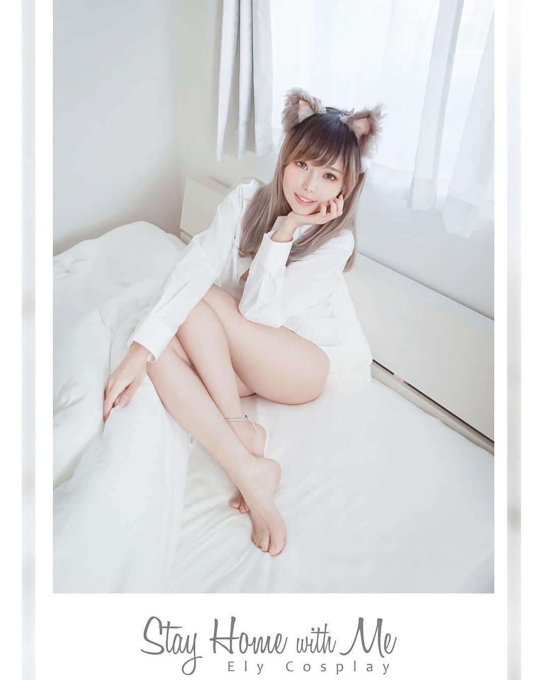 Elyさんのインスタグラム写真 - (ElyInstagram)「Ely's new photobook pre-order now! 【Stay Home with Me】創作寫真 預購開始★ 台灣預購 ►https://reurl.cc/pd3Yal Oversea pre-order ►https://goo.gl/qed0zq 〝待在自己的窩總是有最安心的氣息 在家滾來滾去的居家感，日常與非日常之間的無防備四耳生物(?)觀察紀錄寫真 〞  Ely一直很想拍攝這樣輕鬆氛圍的作品 介於原創cosplay和人像寫真，和以往相當不同 剛好在這個盡量不要外出的時期有了這樣的機會 更沒想到的是是由自己拍攝｡ﾟ+.(･∀･)ﾟ+.ﾟ(徹底一人樂 可以說是有史以來最100%純Ely的寫真作品了!! 表單內看更詳細，之後也會再放一些sample上來 希望大家一起享受待在家裡的愉快時光~('ω'*)♪ . #elycosplay #photobook #dailyely #elydaily #blessed #エアコミケ #写真集」5月1日 17時39分 - eeelyeee