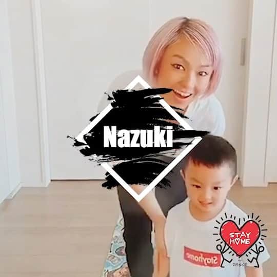 Nazukiのインスタグラム：「❤️ 𝕊𝕋𝔸𝕐 ℍ𝕆𝕄𝔼 𝔻𝔸ℕℂ𝔼 ❤️ #おうちでダンホリ🏡 こんな時だからこそみんなにHappyを💕  親子や兄弟や姉妹、ご家族みんなで✌️ 簡単な振り付けなので、是非トライしてください✨✨✨✨・ 振りのレクチャーは @danceholictko のプロフィールから YouTubeにアップしてあります👍👍👍 ・ レンも大好きな曲💕・ @crystalkayofficial  #恋に落ちたら  2020.5.1  #dance #dancer #ダンホリ #stayhome #coreography  #nazuki #crystalkay  #うちで踊ろう　#ダンス　#親子ダンス #2yearsold #2歳半　#男の子ママ #crystalkay」