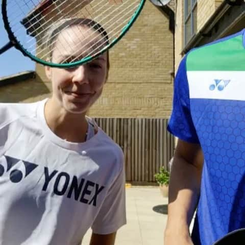 ガブリエル・アドコックのインスタグラム：「PANminton 🏸 3 rules: 🍳1 Frying pan 🍳1 saucepan 🍳 Outdoors  Id love to see your best efforts 🤣 Head over to @yonex_badminton to see full video  #lockdownfun #staysafe #PANminton #thatnoise🙊」