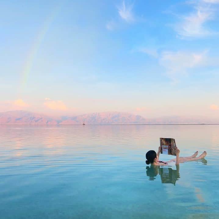 【JTB】マイトリ公式アカウントさんのインスタグラム写真 - (【JTB】マイトリ公式アカウントInstagram)「＼今日のマイトリ 💛／﻿ ﻿ @twopiglets.pl さんの﻿ #イスラエル でのお写真📷✨﻿ ﻿ ご紹介するお写真は、﻿ 青い湖とピンク色の山々が幻想的な一枚💙❤﻿ 虹もかかってて最高にフォトジェニック🌈📸💕﻿ この景色の中でゆったりなんて最高だよね☺✨﻿ ﻿ 死海では、写真のようにぷかぷか浮かぶことができるんだって❣️😳﻿ イスラエルに行ったら、浮かびながらの読書に挑戦してみたいね📚💖👍﻿ ﻿ 🌐 Israel﻿ 🏷 #死海 #deadsea﻿ ﻿ みんなの#マイトリ もcheckしてみてね💫﻿ ﻿ マイトリサイトには、海外、国内の女子旅情報をUPしています❣️﻿ URLから、是非チェックしてみてください😚 ﻿ ﻿ #JTB  #JTBで旅がしたい  #ライター募集  #マイトリ #イスラエル観光  #イスラエル旅行  #イスラエル旅  #イスラエル女子旅 #イスラエル女子旅行 #フォトジェニック #海外女子旅 #旅行好き  #女子旅行  #女子旅  #海外旅行 #traveler  #girlstrip  #旅行  #GirlsWhoTravel #girlaroundworld」5月1日 17時55分 - jtb.mytrip