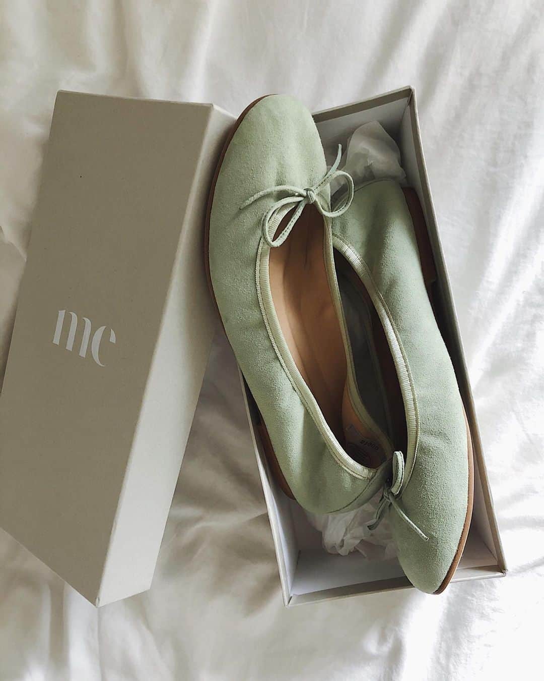 伊藤沙織さんのインスタグラム写真 - (伊藤沙織Instagram)「新しい靴「me」のバレエシューズ🩰  毎日をワクワクさせる可愛いデザインと豊富なカラバリ🥰  熟練した日本の靴職人の手で、程よいフィット感と加工で脱げにくく仕上げているのでノンストレスな履き心地✨一日履いても疲れにくそうです💕  @me_shoes_official にはECサイトもあるので是非チェックしてみてください🌱  落ちついたら、この靴を履いて早くお出かけしたいな🌼 . #mebyhills #ミーバイヒルズ #PR」5月1日 18時07分 - saori__ito
