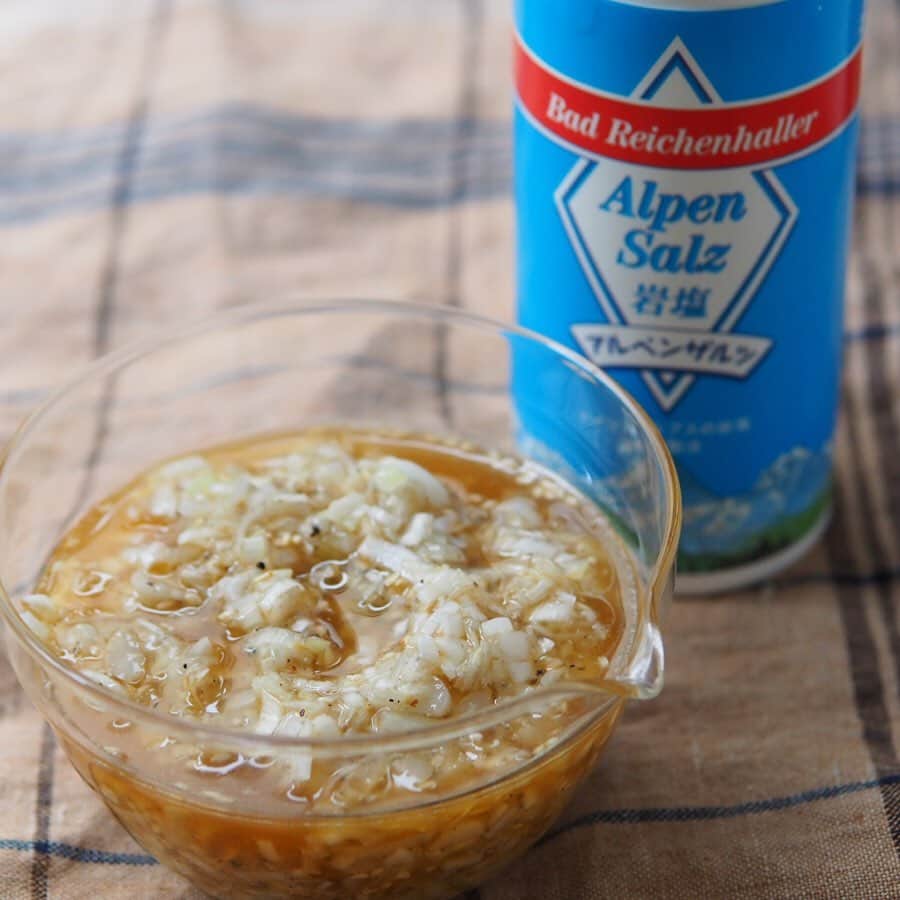 アルペンザルツ公式Instagramさんのインスタグラム写真 - (アルペンザルツ公式InstagramInstagram)「レシピあり🐟🐚 「海鮮塩だれ焼きそば」の作り方 * 市販のシーフードミックスを 使うことで手軽に作れる海鮮焼きそば😍 海鮮の香りと塩だれが麺に絡みつく、 お酒にも合う焼きそばです👍 * * 今回のレシピは、 @wappadegohann さんに作ってもらいました！ * [*Ryo*さんからのワンポイント] 焼きそば麺は軽く温まる程度に レンジアップすることでほぐれる💪 塩だれは作ってから少し時間経過 した方が塩味が丸くなりますよ🙆‍♀️ * * 3枚目に「ドイツアルプスを巡る旅」が当たる キャンペーンのお知らせがありますよ！ プロフィールのURLから詳細を確認できます✅ * ぜひ参考に作ってみてくださいね！ * * * ∴♔∴∴♔∴ Ⓡ Ⓔ Ⓒ Ⓘ Ⓟ Ⓔ ∴♔∴∴♔∴ * * 「海鮮塩だれ焼きそば」 * 【材料】 焼きそば…1袋 シーフードミックス…100ｇ もやし…1/3袋 ニラ…1/3束 パプリカ（赤）…1/4個 〇白ネギ…1本 〇にんにく…1片 〇アルペンザルツ…小さじ1 〇ブラックペッパー…小さじ1/2 〇鶏がらスープの素…小さじ1/2 〇ごま油…大さじ3～5 〇レモン汁…小さじ1 〇白胡麻…小さじ1 * * 【作り方】 ①白ネギはみじん切りに、にんにくはすりおろす。 パプリカは細切り、ニラは食べやすい長さに切っておく。 * ②〇を全て混ぜ合わせて塩だれを作っておく。 * ③焼きそばは軽くレンジであたため、醤油少々（分量外）をまぶしてほぐす。 * ④フライパンに油少々を引き、3の焼きそばを入れあまり動かさないようにして両面こんがり色づくように炒め、一旦取り出しておく。 * ⑤同じフライパンでシーフードミックス、もやし、パプリカの順で炒め焼きそばを戻しいれる。全体がよく混ざったらニラを加えてさっと炒める。 * ⑥2の塩だれを大さじ3杯程度加えて炒めたら出来上がり。 * * #アルペンザルツ #塩 #美味しい塩 * #今日のごはん #手作りごはん #簡単レシピ #おかず #レシピ #食卓 #節約 #献立 #家庭料理 #節約生活 #自炊 #ランチ #家ごはん #時短レシピ #簡単レシピ #おいしい #料理 #美味しい #おうちごはん #手作り料理 #手料理 #料理好きな人と繋がりたい」5月1日 18時00分 - alpensalz_jp