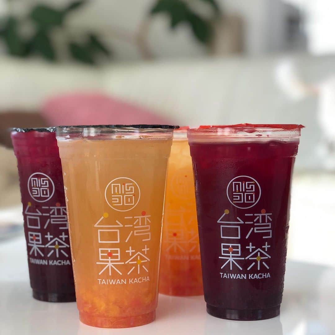 カータンのインスタグラム：「ミスドの台湾果茶飲みながら、CREAの美味しい、台湾。特集見てたら、台湾行きたくて行きたくて泣きそうになった。 #台湾好き #台湾果茶 #ミスド #crea  #コロナが早く終息しますように」