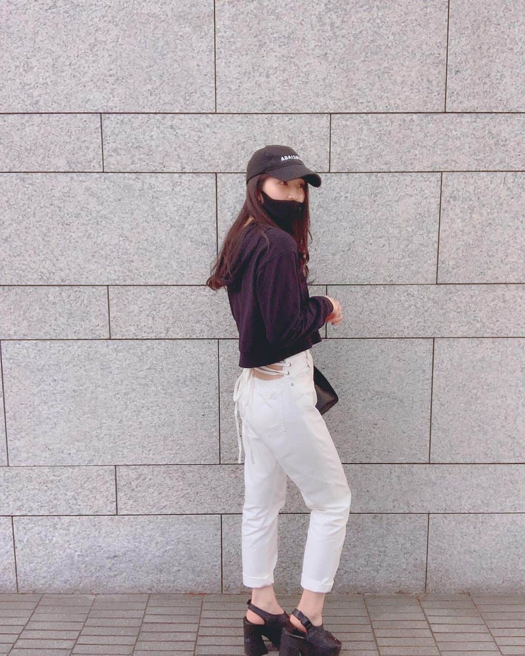 小磯陽香のインスタグラム：「このGYDAのパンツの後ろが可愛いんですお気に入りなんです🥺💓 #ootd #black #white #パーカー #ジーンズ #パーカーコーデ #ジーンズコーデ」