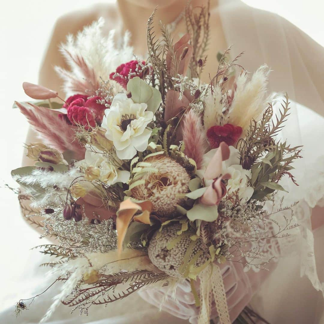 TAKE and GIVE NEEDS(T&G公式) さんのインスタグラム写真 - (TAKE and GIVE NEEDS(T&G公式) Instagram)「・ 【#weddingbuquet】 落ちいた雰囲気の中にも華やかさを感じるブーケ✨ ・ 会場 #アーククラブ迎賓館広島 ・ 【#tg花嫁】 ↑タグ付けしてフォロー&投稿お願いします☺︎ ・ #takeandgiveneeds #テイクアンドギヴニーズ #tg花嫁」5月1日 18時14分 - takeandgiveneeds_official