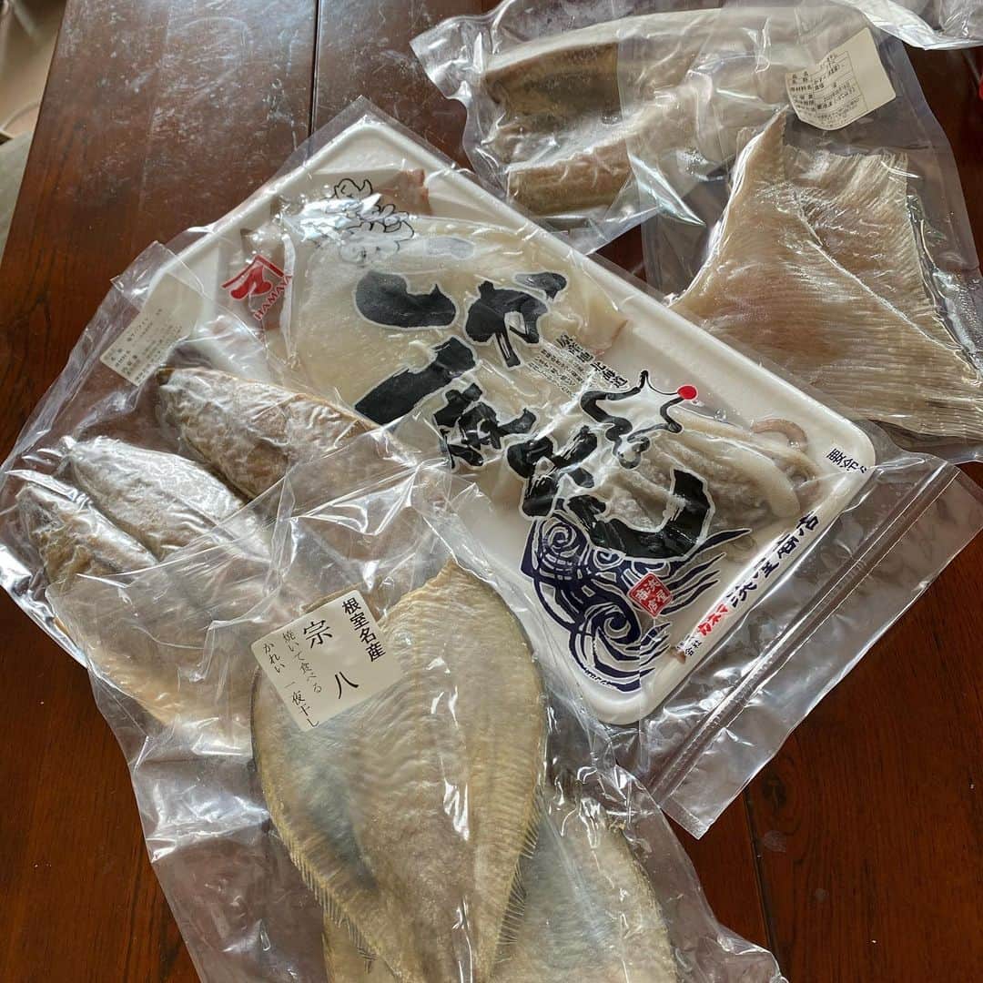 ノブ さんのインスタグラム写真 - (ノブ Instagram)「ハンバーグ師匠が家族でお食べと知り合いの魚介のお取り寄せを下さいました。 根室の大場水産さん。美味しかったー！！ 師匠本当にありがとうございました！！ いや、ハンバーグちゃうんかい！！ #シーフード師匠」5月1日 18時14分 - noboomanzaishi