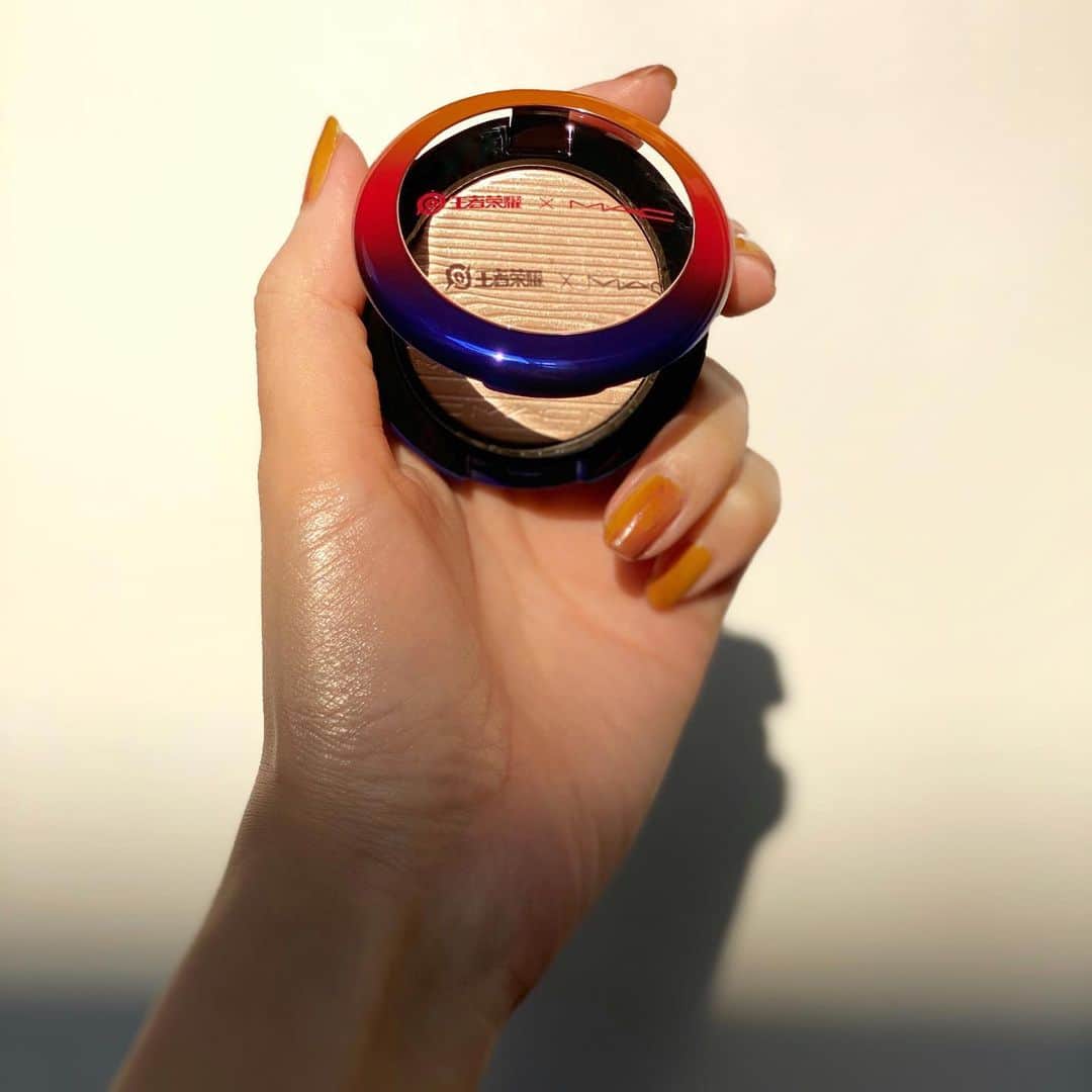 M∙A∙C Cosmetics Japanのインスタグラム：「新作コレクション #MACアーナーオブキングス から、人気のハイライトがコンパクトサイズで登場✨ ㅤ テクニックいらずで手軽にツヤ肌を楽しむなら、お試ししやすくお得なコンパクトサイズがおすすめです⭐️ ㅤ ㅤ ㅤ ↓↓掲載製品↓↓ エクストラ ディメンション スキンフィニッシュ [ダブル グリーム] ※公式オンラインショップ限定発売  ㅤ  ㅤ 【公式オンラインショップ限定特典】 ☑︎5/11(水) 23:59まで 8,250円(税込)以上ご購入でスプレータイプの化粧水、M·A·C プレップ プライム フィックス+ (30mL)をプレゼント *なくなり次第終了 ☑︎5/6(水) 23:59まで 全品送料無料 ☑︎初回ご購入のお客様へ10% OFFクーポンをプレゼント（クーポンコードwelcome）  ㅤㅤ #MACHonorOfKings #honorofkings #MACCosmeticsJapan #王者栄耀 #モバイルゲーム #MACCosmetics #MAC #MACコスメ #マックコスメ#コスメ #メイク #化粧品 #デパコス #コスメ部 #コスメマニア #コスメ好きさんと繋がりたい #メイク好きな人と繋がりたい #コスメ記録 #春メイク #春コスメ #新作リップ #新作コスメ #ハイライト #ゴールドメイク #ツヤ #ツヤ肌 #艶肌 #艶肌メイク」