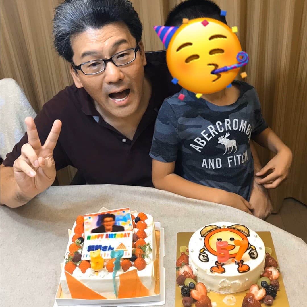 フジテレビアナウンサーのインスタグラム：「👓﻿ どうも、軽部真一です。﻿ 永島さん @yuumi_nagashima からリクエストがあった『パパカル』ショットをご紹介します。﻿ １枚目。﻿ 去年秋、うちで過ごした５７歳の誕生日の一コマ。﻿ 目の前にあるのはめざまし君のケーキと、MUSIC FAIRから頂いたケーキ。﻿ ﻿ ２枚目。﻿ たまには、男2人旅もします。﻿ かつての新潟男旅。ジップラインに大満足の我が息子。﻿ ﻿ ３枚目。﻿ ゲームセンターで息子と真剣勝負。﻿ 去年の夏、ゴジラ好きの永島アナと一緒に映画を観たあと撮った1枚。﻿ つまり、この撮影は、バトンを回してくれた永島さんです😆﻿ ﻿ 早く、こんな日常が戻って欲しいという願いを込めて…。﻿ ﻿ お次の投稿は宮司アナ @manami_miyaji にお願いしました。﻿ 滅多に会う機会のない宮司さんに、インスタを通じて元気ハツラツな姿を見せてもらいたいです。﻿ ﻿ #ミヤジに会いたいオヤジ﻿ #軽部真一﻿ #宮司愛海﻿ #永島優美 #フジテレビアナウンサー﻿ #フジアナむすび」