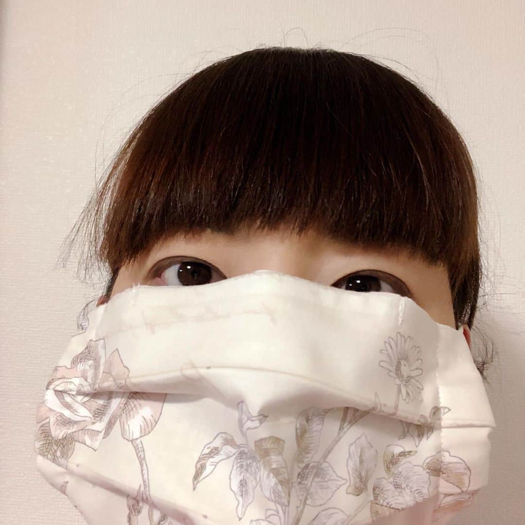 小泉エリのインスタグラム：「‪第一号の手作りマスク😗‬ ‪ちゃんとお手本見て作ったのに、どこで間違えたんか、目まで隠れるマスクになりました😵‬ ‪#手作りマスク‬」
