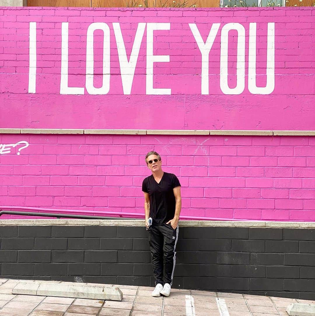 scottlippsさんのインスタグラム写真 - (scottlippsInstagram)「It’s time’s like this the world needs to hear, I love you more often... Don’t be afraid to say it to the ones around you ... #staystrong #inthistogether #iloveyou #covid_19」5月1日 9時39分 - scottlipps