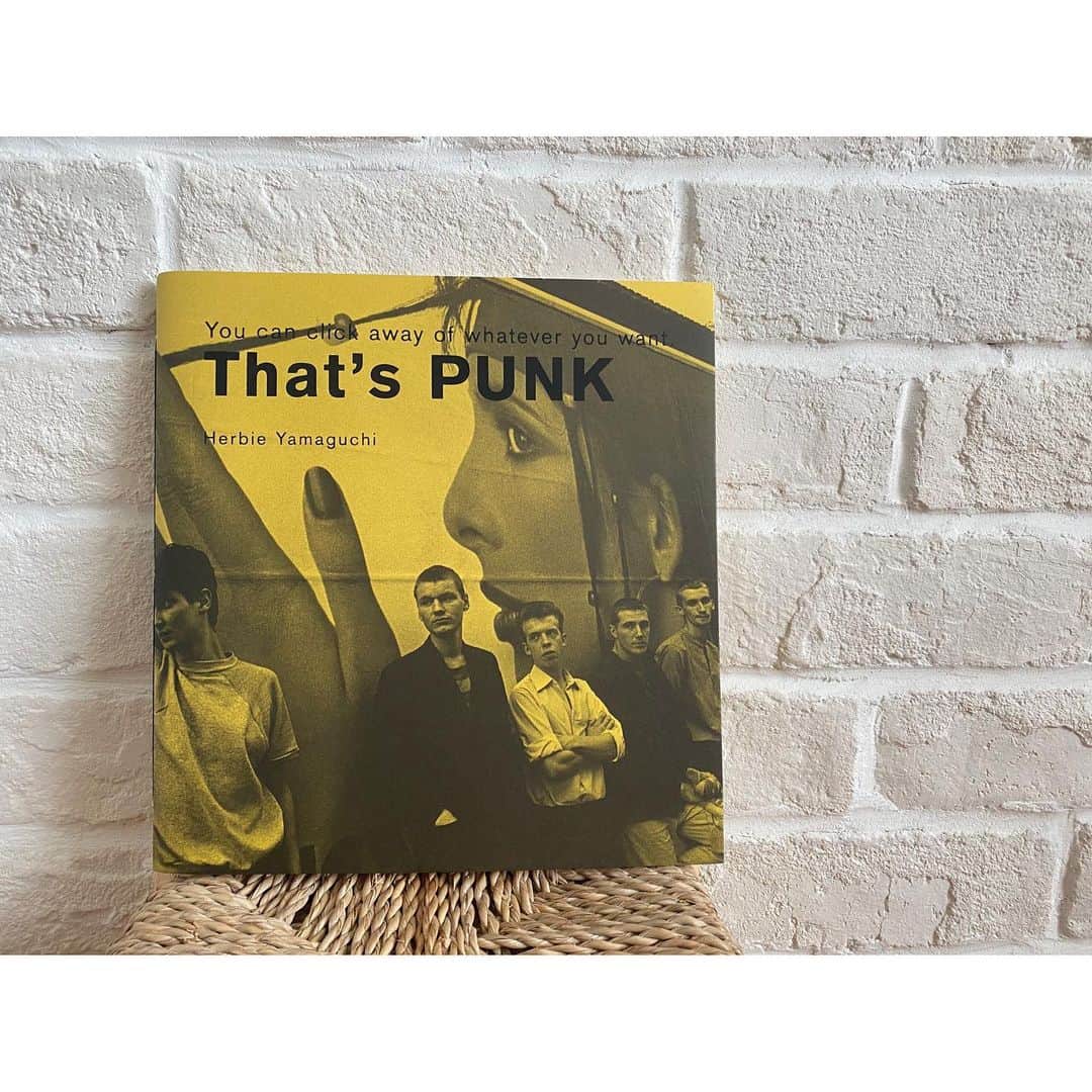 新井麻希のインスタグラム：「* ブックカバーチャレンジ　DAY4📸 * Herbie Yamaguchi "That's Punk" * 「撮りたいものはすべて撮れ、それがパンクだ！」ロンドンの地下鉄で写真を撮ってもいいですか？とおそるおそる声をかけたジョー・ストラマーに言われた言葉が、その時のハービーさんの肩を押し、今の彼がいる。 * （また活字から離れてしまった） ーーーーーーーーーーーー 7日間のブックカバーチャレンジとは、読書文化の普及に貢献するためのチャレンジで、参加方法は好きな本を1日1冊、7日間投稿するというもの。本についての説明なしに表紙だけの画像をアップして、そして毎日1人のFB.Instagram友達を招待してこのチャレンジに参加していただくようお願いします。 ーーーーーーーーーーーー * 次は、パリで @michinoparis  のデザイナーであり、かわいすぎる鞄で幸せを運んでくれる　@yasumichino さん！お願いします😊👜」