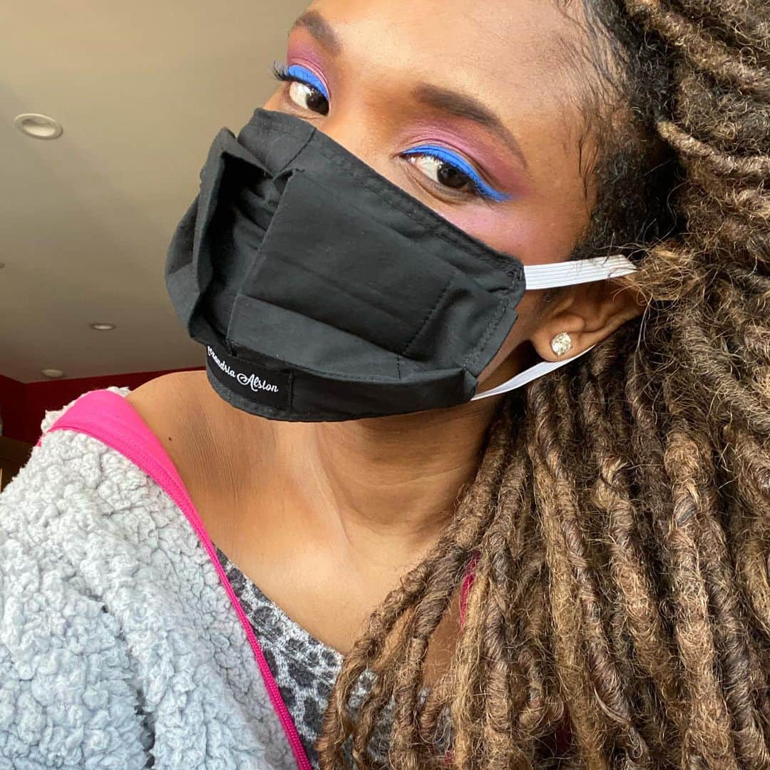 ジェニファー・ハドソンのインスタグラム：「My mask came  from  @kristiankouture ! I hope u got yours ! U can’t go outside without it !」