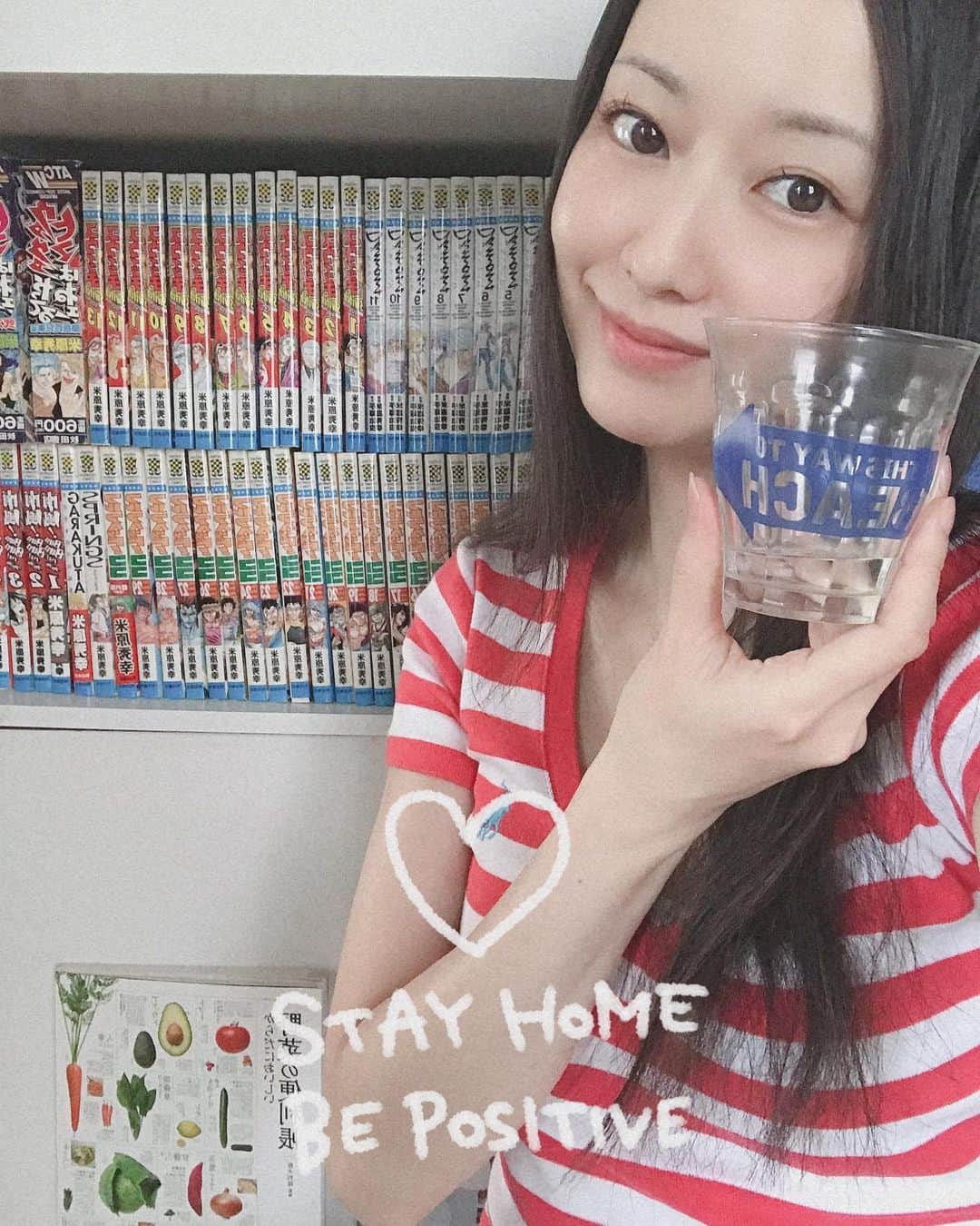 のインスタグラム：「マンガ喫茶に来てます❤ ✨ なーんて💕  大好きな米原秀幸さんの漫画✨  ウダヒマから始まり虜に😚📕✨（笑）  #吉山りさ #おはようございます #stayhome #おうち時間  #フリーモデル #アラフォーママ #モデル #model #フリーラン #freelancemodel #Japanese #バスタオル女子 #バスタオルモデル #温泉ソムリエ #温泉モデル #温泉女子 #写真 #撮影モデル #すっぴん #40代 #美容 #美肌 #美肌ケア #漫画 #マンガ #米原秀幸 さんを愛してやまない😍マジで #うだうだやってるひまはねぇ で恋をし #フルアヘッドココ で2度目の恋をしました😍💕 何度も何度も読んじゃうわたしの宝物💗 そして 海にいけないから #beach のコップ🏖 因みに #100円ショップ です😂✨」