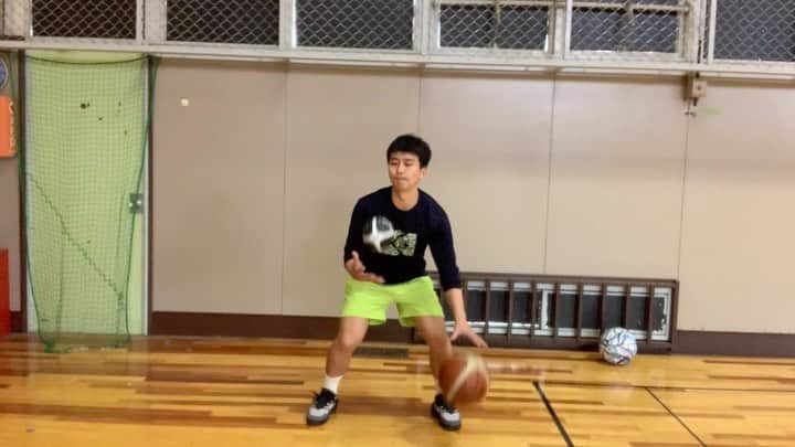 栗原祐太のインスタグラム：「‪【今日のやってみよう】‬ ‪テニスボールより少し大きめのボールをなるべく選びましょう！‬ ‪※理由とフルバージョンはYouTubeのほうに！‬ ‪『#kuriちゃんねる』‬ ‪https://youtu.be/qAzudQnz-xI‬ ‪#バスケ #バスケットボール‬ ‪#ドリブル #練習 #上達 #やってみよう‬ ‪#bleague #nba #ハンドリング　‬ ‪#youtube‬」