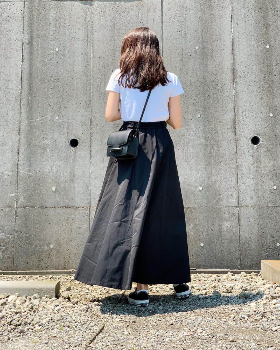 鈴木優美 さんのインスタグラム写真 - (鈴木優美 Instagram)「暖かくなってTシャツの季節ですね♪ 今年もTシャツ沢山着るんだろうな🖤 ちなみに最近はお家にいることがほとんどなので、おうちコーデからボトムだけチェンジしてお出かけコーデにしてみたり。 . T-shirt @uniqlo #uniqlo #ユニクロ  skirt @sono_official #sono #ソーノ  accessories @tiffanyandco #tiffany #ティファニー  bag @vasic_japan #vasic #ヴァジック  shoes @converse_jp #converse #コンバース . . 今着ているUNIQLO UのクルーネックTはSとMサイズ違いでもっています♪ この日はコンパクトにしたくてS。 . sonoのスーピマコットンロングフレアスカートは、ハリのある生地でとにかく形がキレイ🖤 脚長効果がすごい〜！ ボタンでウエストを調節できるよ✨ ポケット両サイドあるのも機能的で嬉しいところ☺️ . 今はたまにスーパー行くくらいしかできないけど、それでも少しファッション楽しめたらいいな♪ . . . . . #白t #シンプルコーデ #きれいめカジュアル #ママコーデ #ママコーディネート #ママライフ #ユニクロコーデ #ユニクロきれいめ部 #ユニクロ購入品 #ユニクロユー #uniqlou #おうち時間 #stayhome @spendard.com2014」5月1日 10時05分 - yumi_kakiuchi