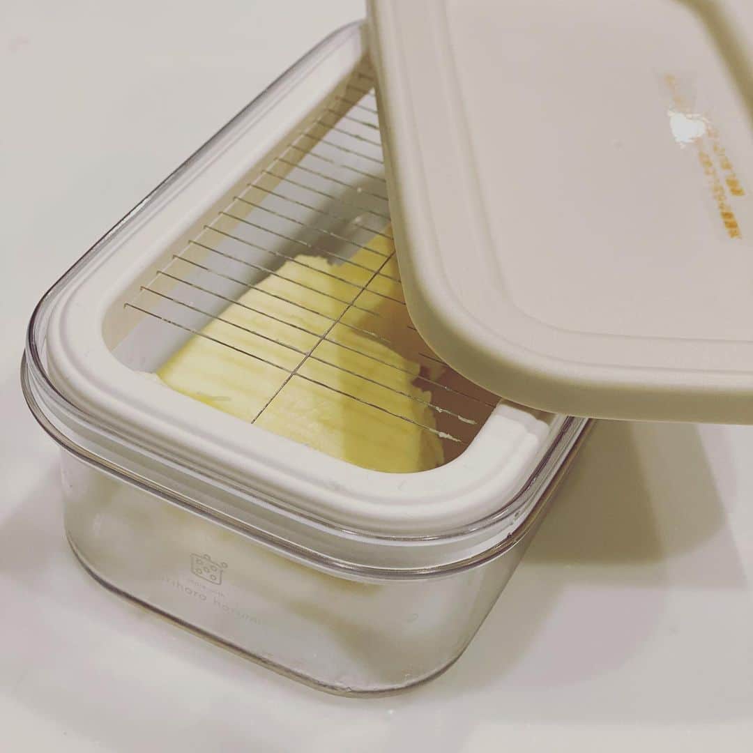 西口理恵子さんのインスタグラム写真 - (西口理恵子Instagram)「. #一生ものを買う . . 西口家になくてはならないものの一つ、 バター入れ。 昨年まで15年ほど愛用していた1900年代のアンティークが割れてしまい、 そのあとこちらを買いました😍 . . こちらは、　#栗原はるみ さんの カッター付きバター入れ。 常温で少し柔らかくなったバターを上から押すと 1回分ずつきれいに切れます。 この切れ方が素晴らしくて。毎回の楽しみ😊 . . . . 【 @osayosan34 #おうち時間向上委員会 に入会❤️ 】 . ▫️▫️▫️▫️▫️▫️▫️▫️▫️▫️▫️ 整理収納アドバイザー２級認定講座 ▫️▫️▫️▫️▫️▫️▫️▫️▫️▫️▫️ . １日で資格取得、約100%合格！ 片付け苦手な方。男性もOK！ 北海道から沖縄まで、全国から 西口の講座にお越しいただいています。 2019年　優秀講師として表彰！ 講師歴11年、分かりやすく伝えます。 . 4/29（水・祝）9:30〜16:30  オンライン（満席/定員6名） 5/03（日）9:30〜16:30 オンライン（満席/定員6名） 5/06（水・祝）9:30〜16:30  オンライン（満席/定員6名） 5/10（日）9:30〜16:30  オンライン（定員6名） 6/03（水）10:00〜17:00  芦屋市民センター . 申込→@rieko_nishiguchi リンクより . . ▫️▫️▫️▫️▫️▫️▫️▫️▫️▫️▫️ 美人収納セミナー 〜家庭の書類管理編〜 ▫️▫️▫️▫️▫️▫️▫️▫️▫️▫️▫️ . 年１回開催、西口理恵子オリジナル講座。 バーチカルではない、簿冊式を知りたい方に。 全日程、オンラインになりました！ . 5/09（土）満席 5/11（月）満席 5/13（水）満席 5/13（水）満席 5/15（金）残席13/定員20 . 申込→@rieko_nishiguchi リンクより . 〜〜〜〜〜〜〜〜〜〜〜〜〜〜〜 . #西口理恵子 #美人収納 #美しい人生 #整理収納アドバイザー #美人 #収納 #整理 #整頓 #片付け #ビフォーアフター #グランフロント #シンプルライフ #インテリアコーディネーター #インテリア #simplelife #整理収納アドバイザー２級認定講座 #オーガナイザー #リノベーション #リフォーム #1in1out #不動産 #芦屋 #関西 #神戸 #大阪 #dmm #dmmオンラインサロン」5月1日 10時11分 - rieko_nishiguchi