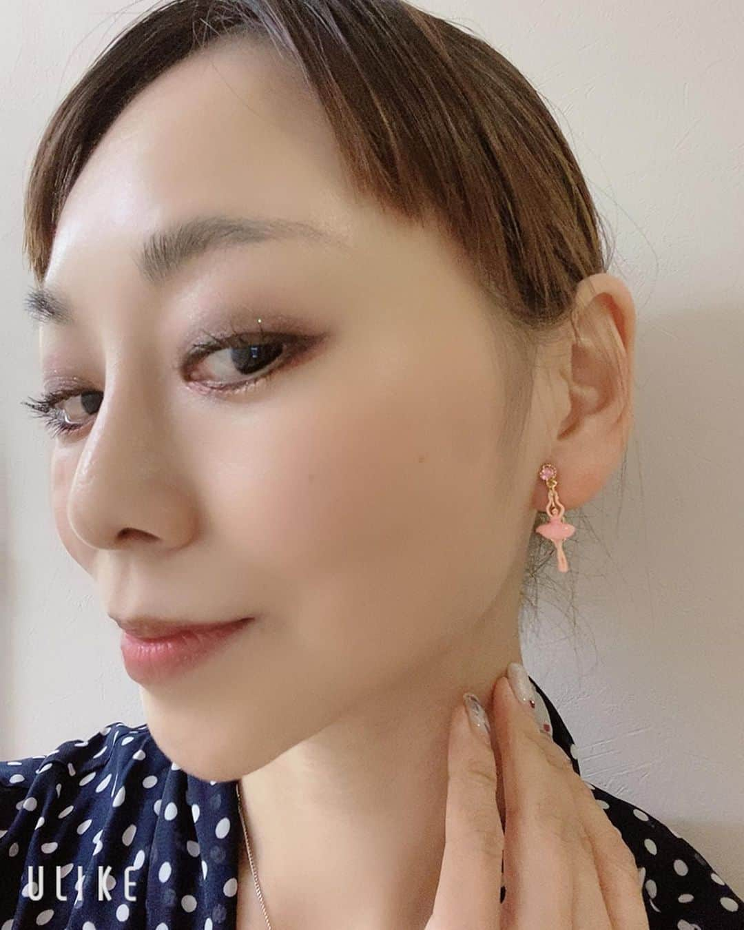 上野水香さんのインスタグラム写真 - (上野水香Instagram)「My new items💕🩰 Have a nice day ☺️ @cherie_1001_ballet  今日は新しい#レオタード そして#イヤリング　をつけて自習。 優しい#ピンク　で自習の気持ちあげてこ。 暑くなってきました。 皆様良き1日を。 イヤリングは、#lesnereides」5月1日 10時11分 - mizukaueno