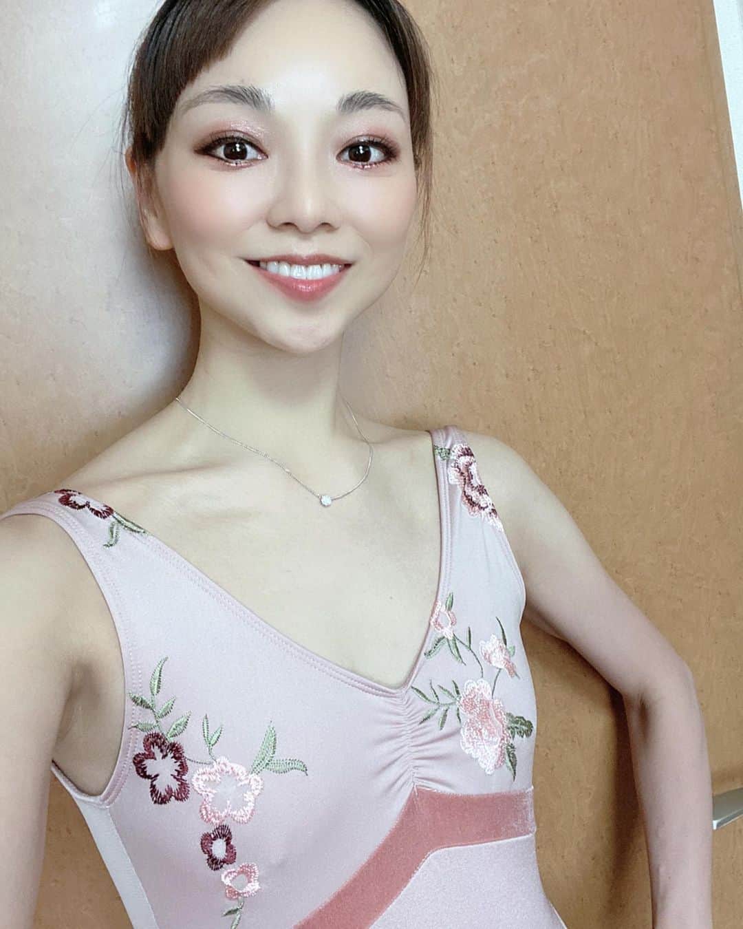 上野水香さんのインスタグラム写真 - (上野水香Instagram)「My new items💕🩰 Have a nice day ☺️ @cherie_1001_ballet  今日は新しい#レオタード そして#イヤリング　をつけて自習。 優しい#ピンク　で自習の気持ちあげてこ。 暑くなってきました。 皆様良き1日を。 イヤリングは、#lesnereides」5月1日 10時11分 - mizukaueno