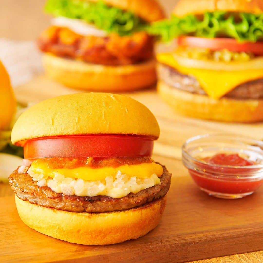 のインスタグラム：「. 今日から5月！. . 平成から『令和』になって1年が過ぎましたね。. . ハンバーガーをテイクアウトして【#おうちでフレッシュネス】はいかがでしょか？？. . 写真は. フレッシュネスチーズバーガー. クラシックチーズバーガー. クリスピーチキンバーガー. です🍔🍔🍔. . . #フレッシュネス#フレッシュネスバーガー#freshness#freshnessburger#burgers#foodlover#クォーターパウンド#おうちご飯#ハンバーガー#テイクアウト#オシャレ#バンズ#おうち時間#ハンバーガー部#ハンバーガー巡り#お持ち帰り#gourmet#foodie#delicious#instagood#グルメ巡り#グルメな人と繋がりたい#お昼ごはん #チーズ#朝ごはん#5月#あっという間#stayhome#おうちごはん」