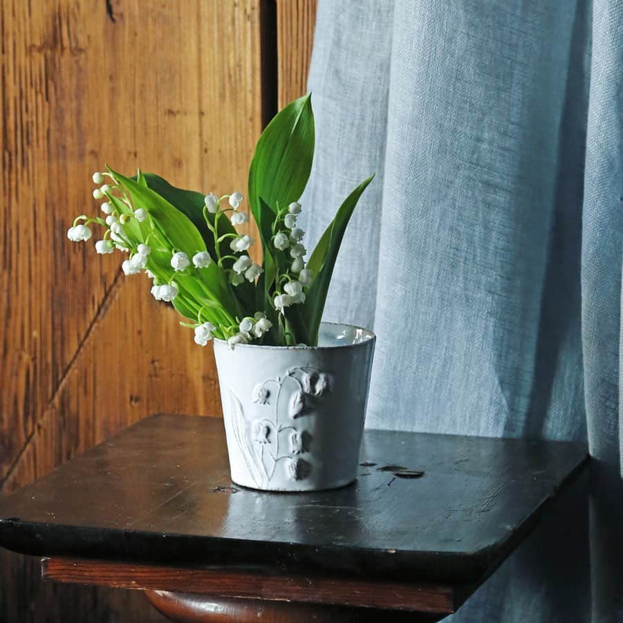 のインスタグラム：「【5月1日はすずらんの日〜Jour des Muguets】ヨーロッパで春を象徴する花として愛される「すずらん」。 本日5月1日は、すずらんの日(Jour des Muguets)と呼ばれ家族や大切な人々にすずらんを贈る習慣があり、贈られた人には幸せが訪れると言われています。 ・ 花言葉は「幸福」「純愛」そして「純潔」。そんな可憐なすずらんのモチーフが白い陶器に浮かびあがるASTIER  de VILLATTEの「フルール」は、大切な人への贈り物に相応しいコレクションです。  #jourdesmuguets #すずらんの日 #すずらん #astierdevillatte #アスティエドヴィラット #hpdeco #hpdecoaosando #interior #暮らし #おうち時間 #stayhome」