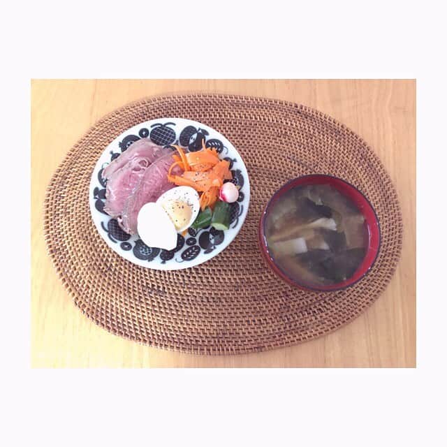 みのり(26)＠東京 ダイエットのインスタグラム：「朝ごはん . . 自家製ローストビーフ キャロットラペ ゆでたまご きゅうり 白菜とわかめの味噌汁 . . 休みの日は、 冷蔵庫の残り物だよ← . おうち飲みって、ちょいと危険だよね（´・ω・`） . 気分良くなっちゃうし、暇だから 勝手に(?)キッチンにたって、ほろ酔いで ローストビーフ作りはじめちゃってるんだ。 . ローストビーフは、 保温状態で放置されてて。 . . 23時にはうたた寝かと思いきや、 そのまま本気の爆睡！！ . . あ、夜勤明けだったからかな？ . . #覚えてなくてもローストビーフは美味しくできた #ほんと酒癖良くないんだと思う #キッチンドランカー . はー、疲れが取れてない🥺笑 . ◉ライザップ公認の紹介アンバサダーです。 〜紹介特典で、お安く入会できます〜 . ▶︎全国どの店舗でもOK ▷２週間のトライアルコースもあります(^_^)/ ▶︎カウンセリング予約前にご連絡ください . ◎入会やカウンセリングをお考えの方、 ご質問なども、DM✉️ください。 . ★トレーニング見学もできます★ . 📺RIZAP TVCM出演 🏅RIZAP BMG ファイナリスト2017.2018 . #rizap #ライザップ . #ダイエット #diet #レコーディングダイエット #ダイエッター #公開ダイエット  #朝ごはん #morning #糖質オフ #食べて痩せる #おうちごはん #食べる #糖質制限 #低糖質ダイエット #和食 #クッキングラム #自炊女子 #腸内環境 #食事管理 #栄養 #fitmeal #oneplate #cleanmeals」