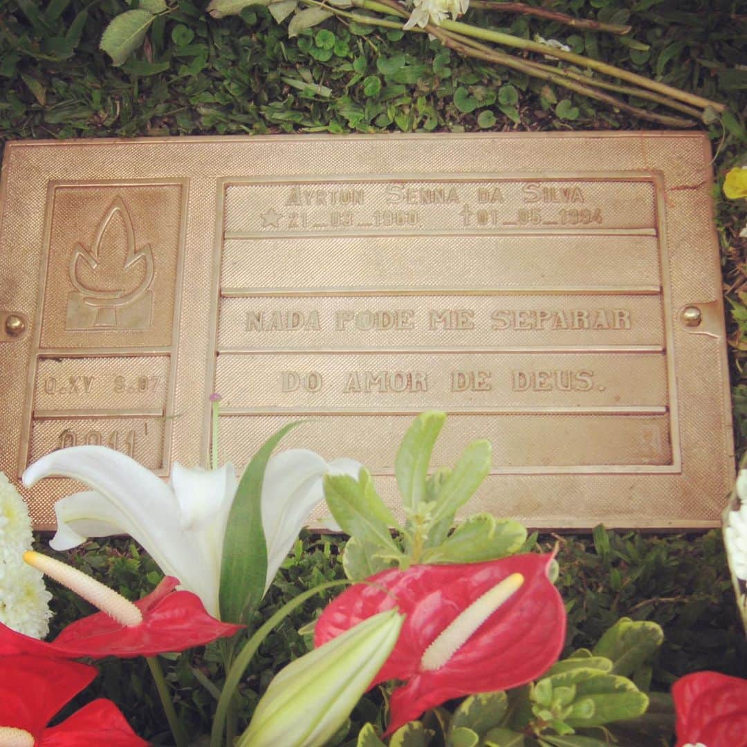 山本左近さんのインスタグラム写真 - (山本左近Instagram)「5/1 アイルトン・セナの命日です  あなたがいてくれたから、僕は今ここにいる  真のレーサーであり、永遠のヒーロー  #アイルトンセナ  #ブラジル #サンパウロ *2006年のサンパウロにて。」5月1日 10時21分 - sakon_yamamoto