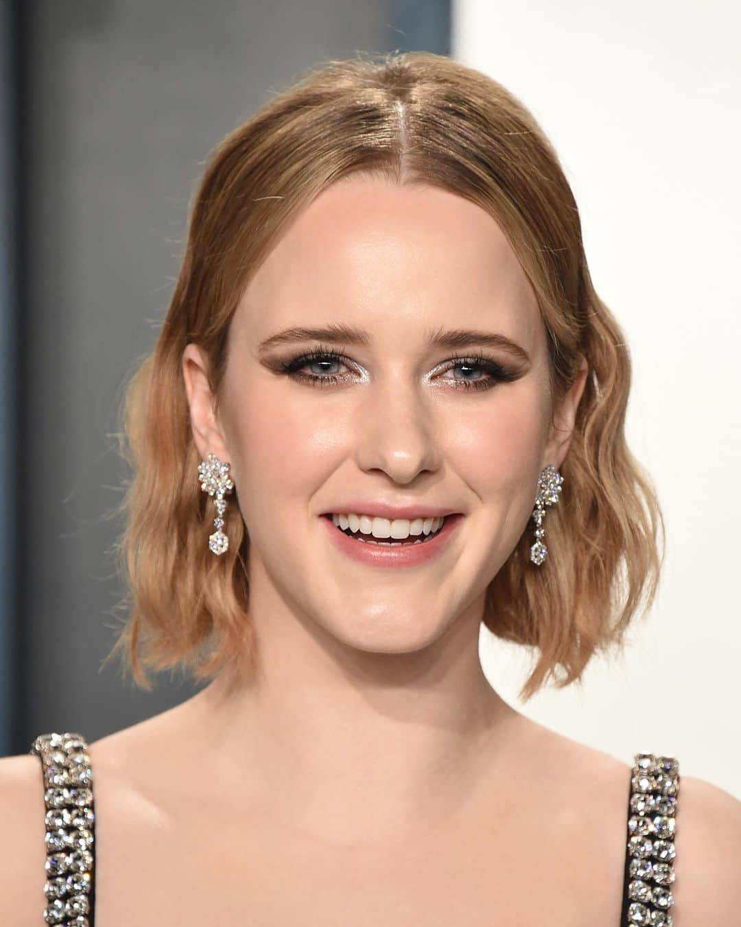 NIWAKAのインスタグラム：「The beauty and charm of Rachel Brosnahan will brighten any day. Here’s a look back at Rachel in the HANAYUKI earrings at the 2020 Vanity Fair Oscar Party. #RachelBrosnahan #Niwaka #NiwakaCollections #俄 #vanityfairoscarparty」