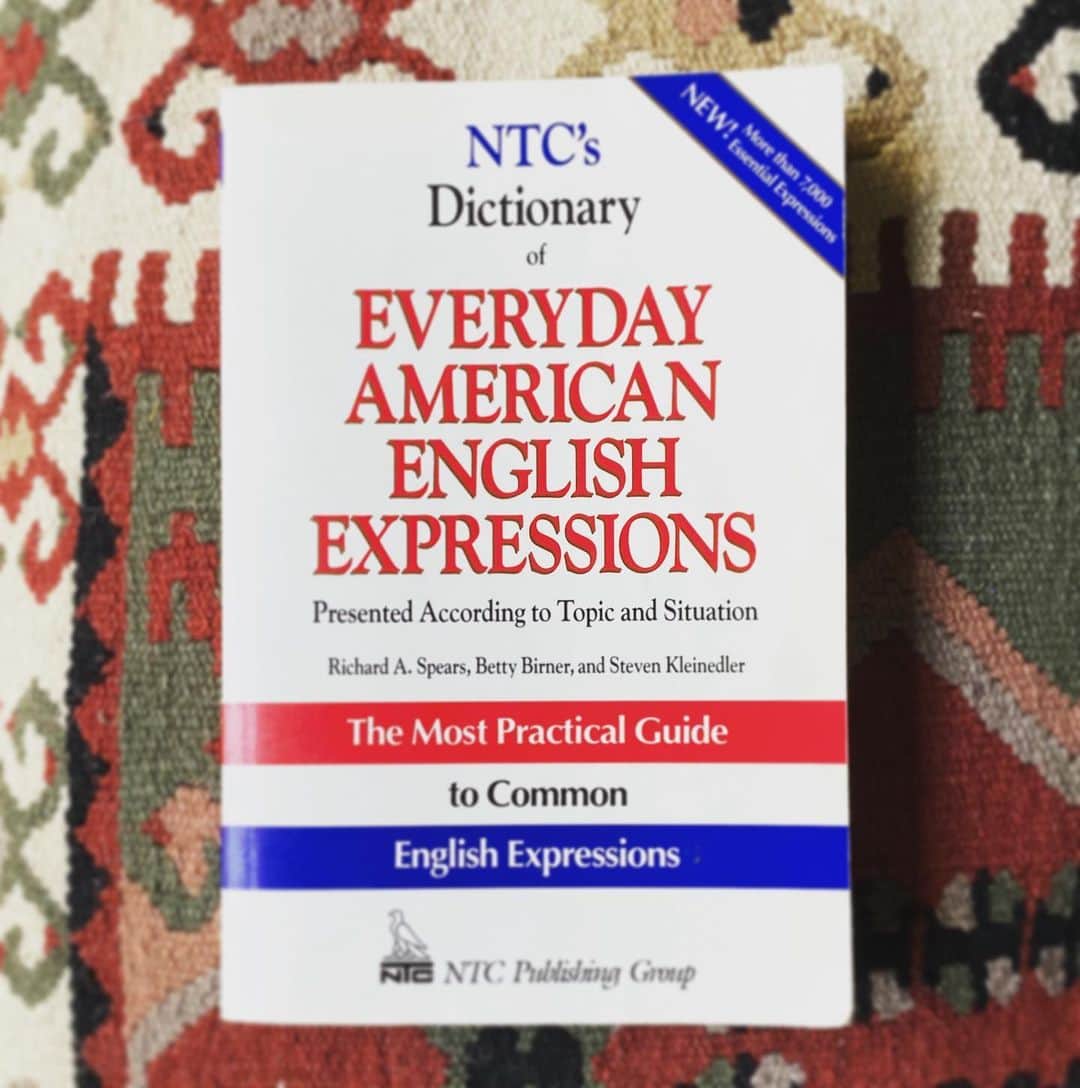 鈴木一真さんのインスタグラム写真 - (鈴木一真Instagram)「#7日間ブックカバーチャレンジ Day5: Everyday American English Expression この辞書は日常生活の様々シチュエーションのフレーズが収録されています。しかも丁寧な表現だけでなく、失礼な言い回しやタブーなども網羅しているので、お芝居のキャラクター作りに欠かせません⚡︎ And also I’d like to nominate @djemma_nitelistmusic for the fifth day✨ そして、前回の紅白歌合戦ではMISIAと共演して紅組のトリを務めた世界的に活躍するDJ EMMAさんにバトンを繋ぎます🎧 #BookCoverChallenge #EverydayAmericanEnglishExpressions  #formal #informal #slang  #juvenile #cliché #taboo #SamuelFrenchBookShop #DJEMMA」5月1日 10時26分 - _kazumasuzuki_