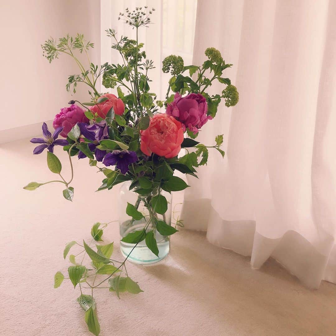 辻直子さんのインスタグラム写真 - (辻直子Instagram)「#flowers#colors#goodmorning#coffee #きれいだね#お花をいけるようになってから#変わったこと#一つとして同じものがないお花#似てるようでちがうもの#だから無限大#自由なんです  自信のないこと経験がないことをやるってにがてなんです  すぐ尻込みしてしまうしびくびくしてしまう できる、じゃないとだめって  でもなにか惹かれることはつづけてみるとたくさん感じるようになるものですね  まったく関係ないことまでつながってる🌹💋」5月1日 10時45分 - naoko.ts