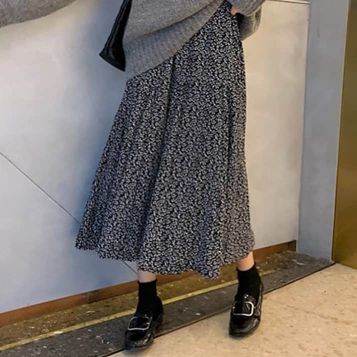 maison de LATIRのインスタグラム：「なかなか出会えない落ち着いた色合いのフラワープリントスカートです。 腰周りがすっきりしたフレアAラインで落ち感が出て高バランス◎ ボリュームが出過ぎない美シルエットで、ニットとの相性も抜群です。 オールシーズンでお使い頂けて活躍すること間違いなしの一枚。 合わせるトップスのサイズ感を選ばないので着回し力抜群のアイテムです。 . お求めはコチラから▼▼ @maison_de_latir #maison_de_latir #https://shop-list.com/women/brand/maison-de-latir/」