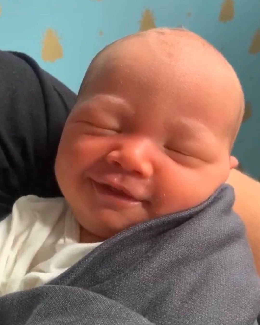 アンダーソン・クーパーさんのインスタグラム写真 - (アンダーソン・クーパーInstagram)「I want to share with you some joyful news. On Monday, I became a father.  This is Wyatt Cooper.  He is three days old. He is named after my father, who died when I was ten.  I hope I can be as good a dad as he was.  My son's middle name is Morgan. It's a family name on my mom's side.  I know my mom and dad liked the name morgan because I recently found a list they made 52 years ago when they were trying to think of names for me.  Wyatt Morgan Cooper.  My son.  He was 7.2 lbs at birth, and he is sweet, and soft, and healthy and I am beyond happy.  As a gay kid, I never thought it would be possible to have a child, and I’m grateful for all those who have paved the way, and for the doctors and nurses and everyone involved in my son's birth.  Most of all, I am grateful to a remarkable surrogate who carried Wyatt, and watched over him lovingly, and tenderly, and gave birth to him. It is an extraordinary blessing - what she, and all surrogates give to families who cant have children. My surrogate has a beautiful family of her own, a wonderfully supportive husband, and kids, and  I am incredibly thankful for all the support they have given Wyatt and me. My family is blessed to have this family in our lives  I do wish my mom and dad and my brother, Carter, were alive to meet Wyatt, but I like to believe they can see him. I imagine them all together, arms around each other, smiling and laughing, happy to know that their love is alive in me and in Wyatt, and that our family continues.」5月1日 10時51分 - andersoncooper