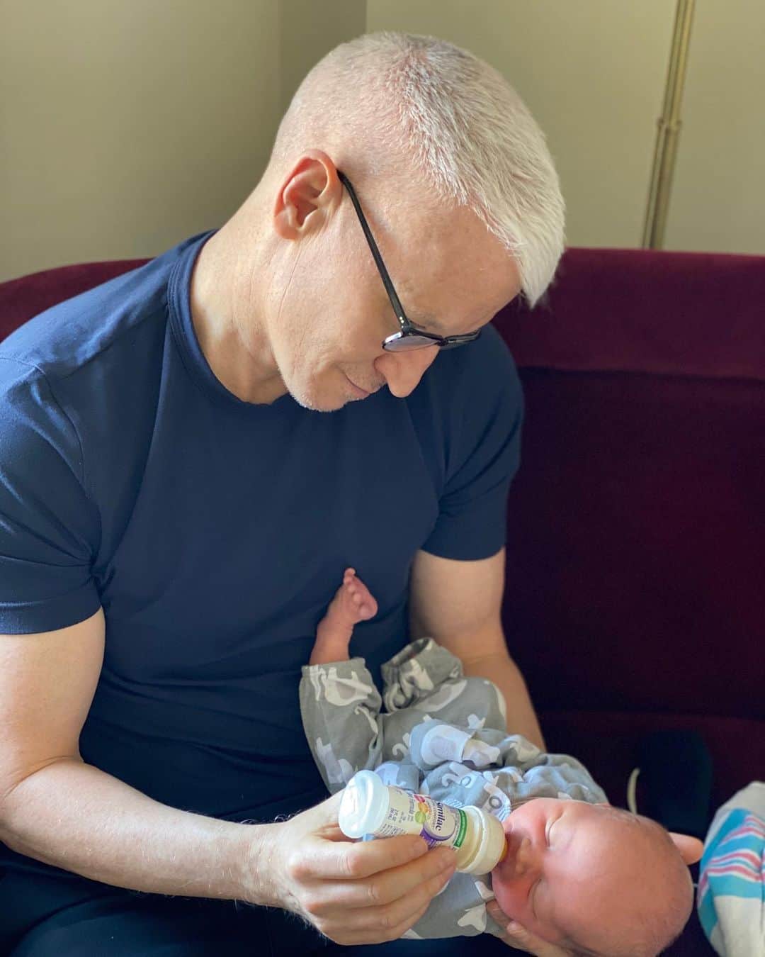 のインスタグラム：「I want to share with you some joyful news. On Monday, I became a father.  This is Wyatt Cooper.  He is three days old. He is named after my father, who died when I was ten.  I hope I can be as good a dad as he was.  My son's middle name is Morgan. It's a family name on my mom's side.  I know my mom and dad liked the name morgan because I recently found a list they made 52 years ago when they were trying to think of names for me.  Wyatt Morgan Cooper.  My son.  He was 7.2 lbs at birth, and he is sweet, and soft, and healthy and I am beyond happy.  As a gay kid, I never thought it would be possible to have a child, and I’m grateful for all those who have paved the way, and for the doctors and nurses and everyone involved in my son's birth.  Most of all, I am grateful to a remarkable surrogate who carried Wyatt, and watched over him lovingly, and tenderly, and gave birth to him. It is an extraordinary blessing - what she, and all surrogates give to families who cant have children. My surrogate has a beautiful family of her own, a wonderfully supportive husband, and kids, and  I am incredibly thankful for all the support they have given Wyatt and me. My family is blessed to have this family in our lives  I do wish my mom and dad and my brother, Carter, were alive to meet Wyatt, but I like to believe they can see him. I imagine them all together, arms around each other, smiling and laughing, happy to know that their love is alive in me and in Wyatt, and that our family continues.」