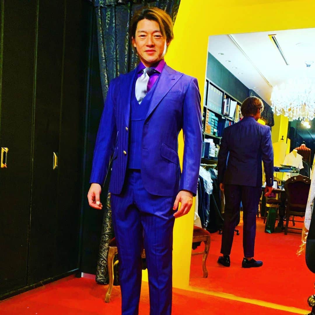 Luxumさんのインスタグラム写真 - (LuxumInstagram)「Purple suit パープルスーツ  Fitness Star Japan Senior representative from Japan Shigeki Takahashi's order suit  フィットネススタージャパン シニア部門日本代表 高橋栄樹様のオーダースーツ  パープルのスーツを着こなせる方はプロの紳士服業界にもなかなかいらっしゃいません…  流石です✨  #fitnessjapan  #mensfitness  #フィットネスジャパン  #メンズフィットネス #fitness #workout #training #bodymake #workout #bikini #sportsmodel #bikinimodel  #ordersuit  #suit  #japan  #日本  #着物  #kimono  #OSAKA  #オーダースーツ  #スーツ  #オーダースーツ大阪  #大阪  #心斎橋  #南船場  #luxum #purple💜  #purple  #purplesuit  #裏地」5月1日 10時52分 - order_suit_luxum