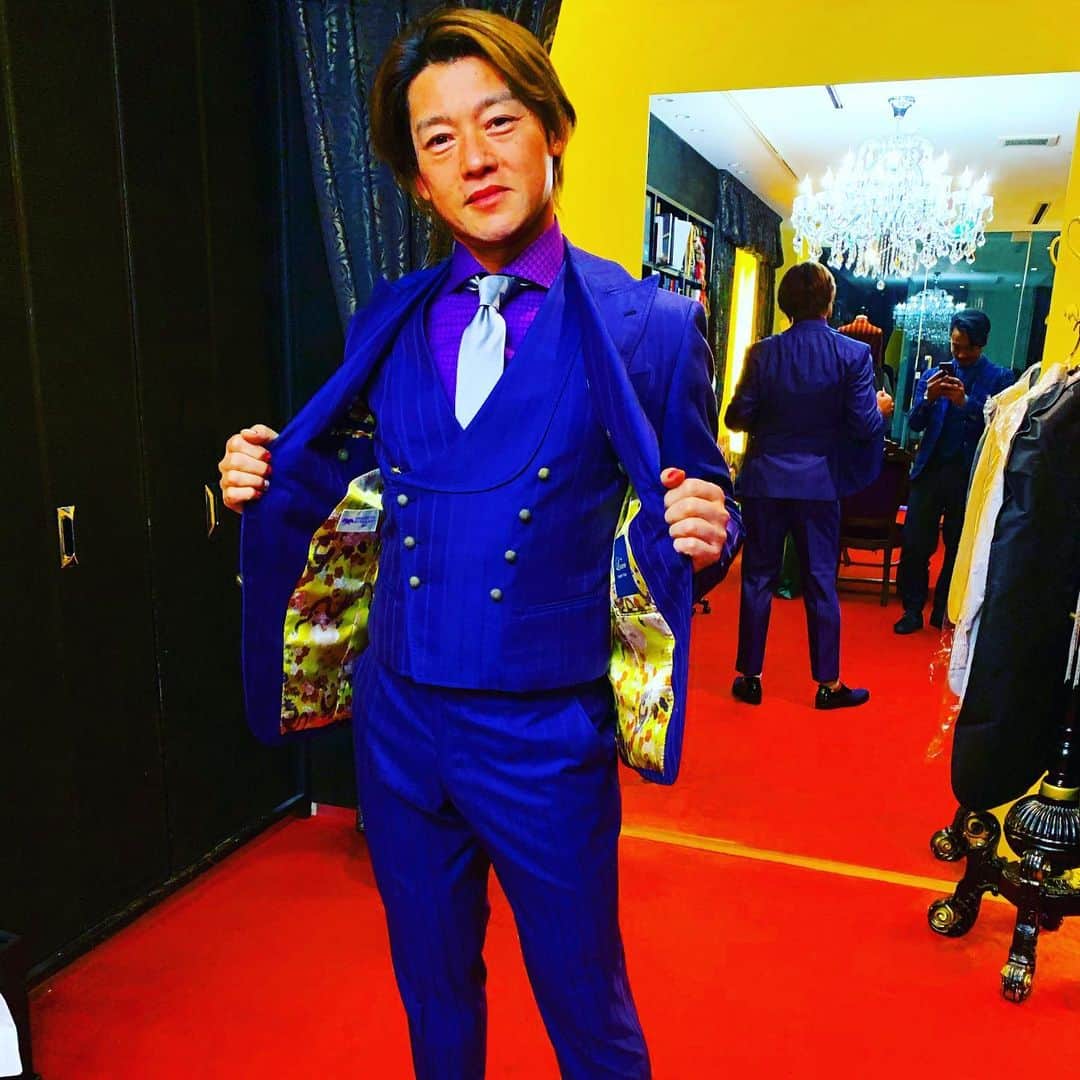 Luxumさんのインスタグラム写真 - (LuxumInstagram)「Purple suit パープルスーツ  Fitness Star Japan Senior representative from Japan Shigeki Takahashi's order suit  フィットネススタージャパン シニア部門日本代表 高橋栄樹様のオーダースーツ  パープルのスーツを着こなせる方はプロの紳士服業界にもなかなかいらっしゃいません…  流石です✨  #fitnessjapan  #mensfitness  #フィットネスジャパン  #メンズフィットネス #fitness #workout #training #bodymake #workout #bikini #sportsmodel #bikinimodel  #ordersuit  #suit  #japan  #日本  #着物  #kimono  #OSAKA  #オーダースーツ  #スーツ  #オーダースーツ大阪  #大阪  #心斎橋  #南船場  #luxum #purple💜  #purple  #purplesuit  #裏地」5月1日 10時52分 - order_suit_luxum