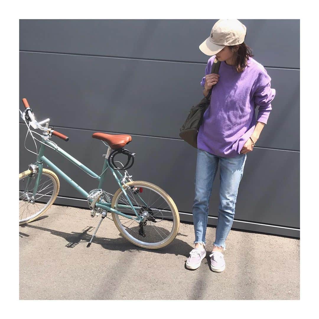 上村若菜のインスタグラム：「なんて事ないお散歩コーデ。 . 9時前に出て10時過ぎには帰宅🚴‍♀️ . トップス…#theshinzone  デニム…#upperhights  リュック…#greish #Wsac + #Khaki 靴…#vans . #wakameswardrobe #自転車コーデ #カジュアルコーデ #ママコーデ #ご近所コーデ #散歩コーデ #UVカットのマスクしてました😷」