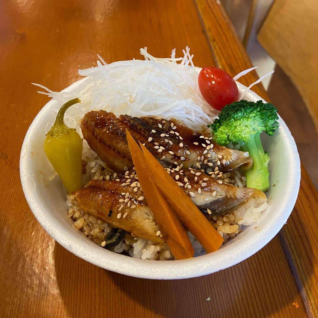 長洲未来のインスタグラム：「I remember the days of, “Welcome to @sushikiyosuzu how can I help you,” and thinking that no one else had to do the same chores that I did. I guess I underestimated the quality of food I was getting fed. I will skate for food because I understand the concept of making a dishes like this but can’t make it like my dad. #lafoodie #lafood」